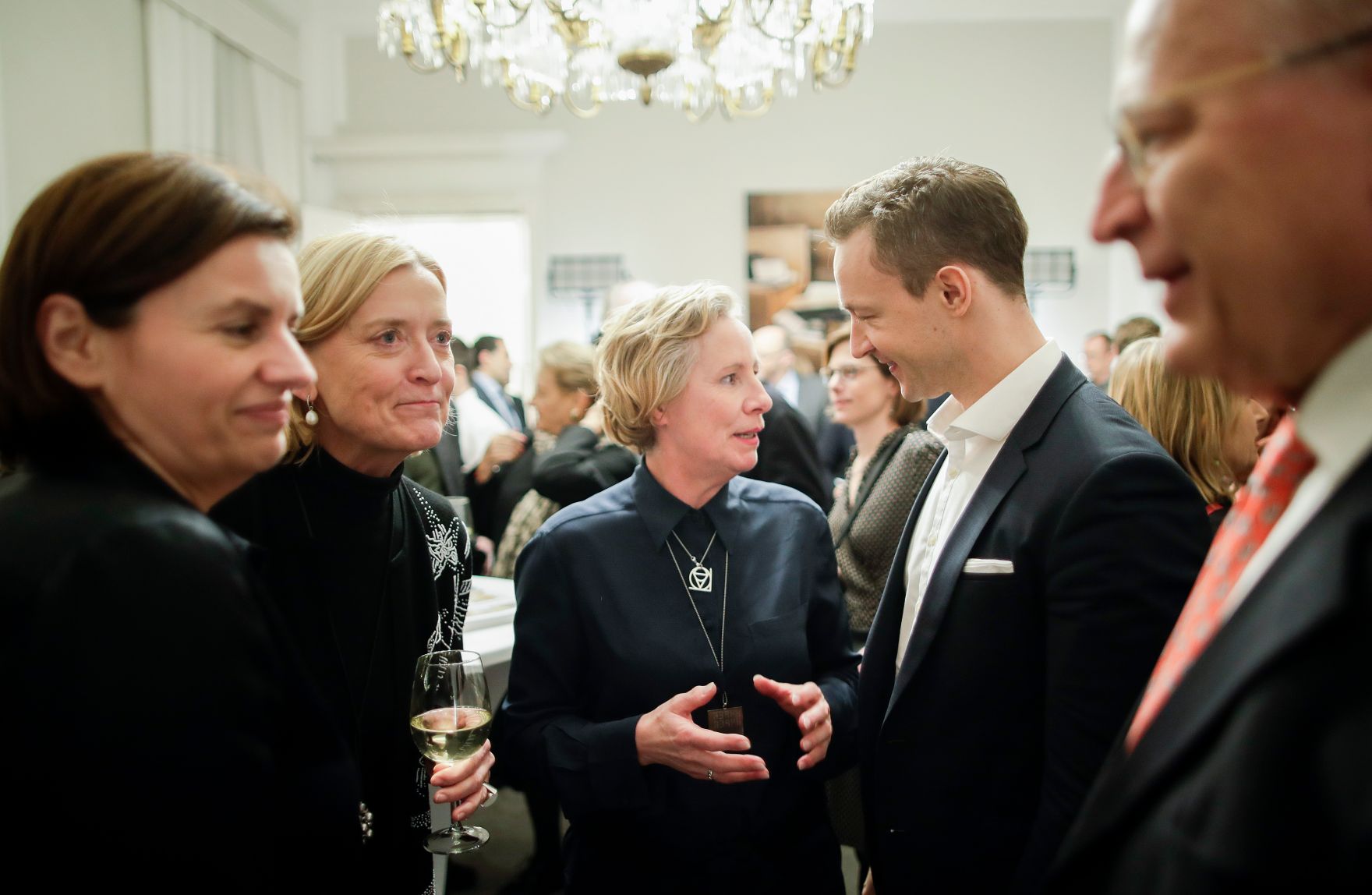 Am 28. J&auml;nner 2019 er&ouml;ffnete Bundesminister Gernot Bl&uuml;mel (m.r.) die Ausstellung Kunst und Technik im Bundeskanzleramt.