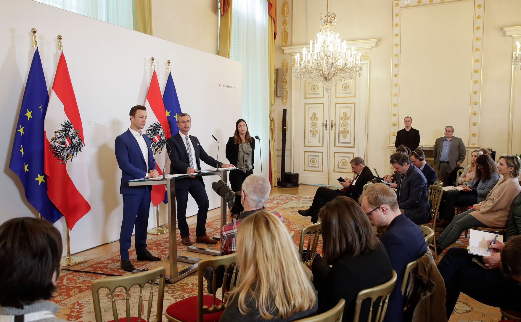 Bundesminister Gernot Bl&uuml;mel und Bundesminister Norbert Hofer beim Pressefoyer nach dem Ministerrat am 20. Februar 2019.