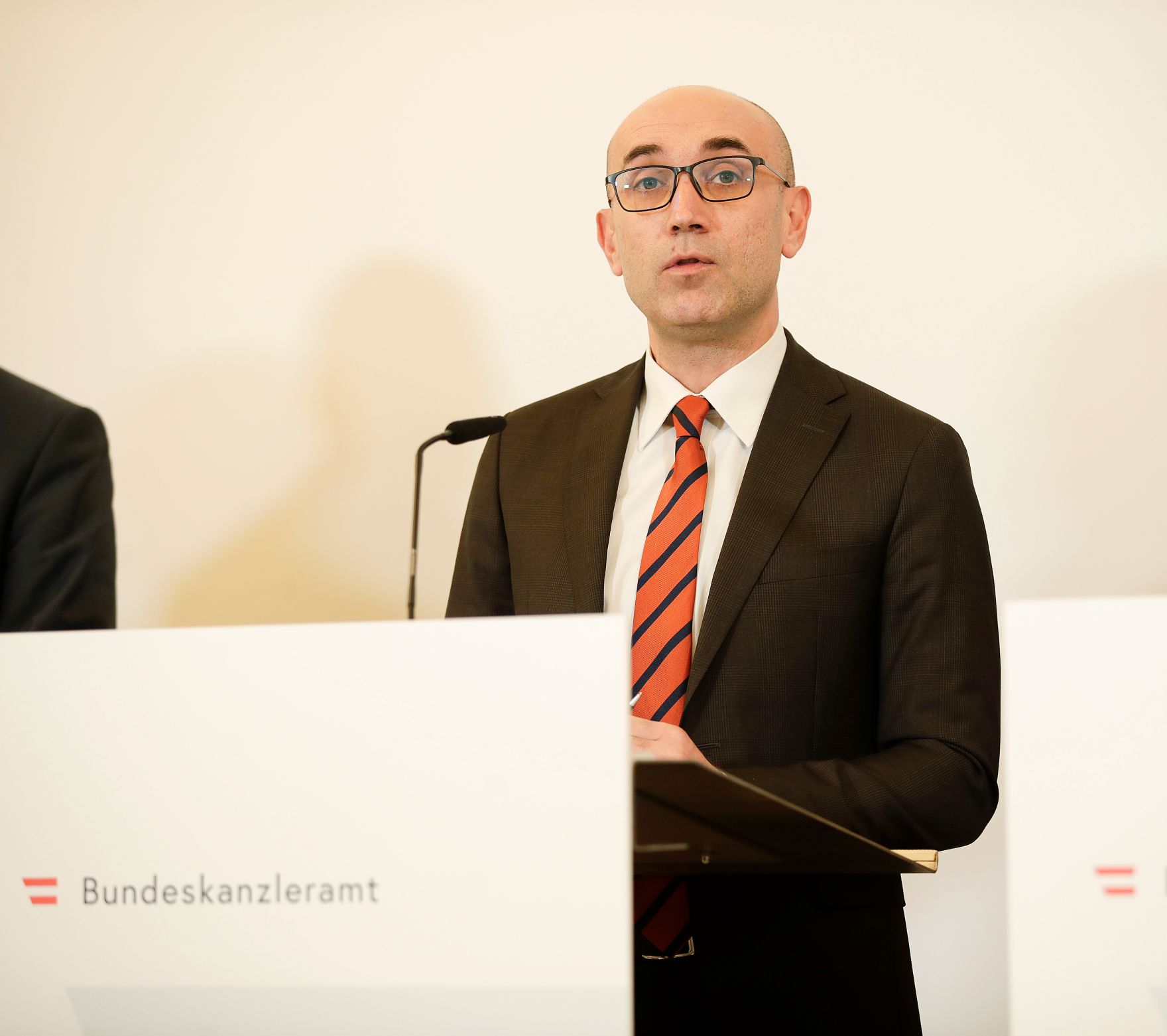 Am 21. Februar 2019 lud Bundesminister Gernot Bl&uuml;mel zur Konferenz "Future of the EU - view from the Western Balkans". Im Bild Sokol Dedja, stellvertretender Minister f&uuml;r Europa und ausw&auml;rtige Angelegenheiten der Republik Albanien beim Pressestatement.