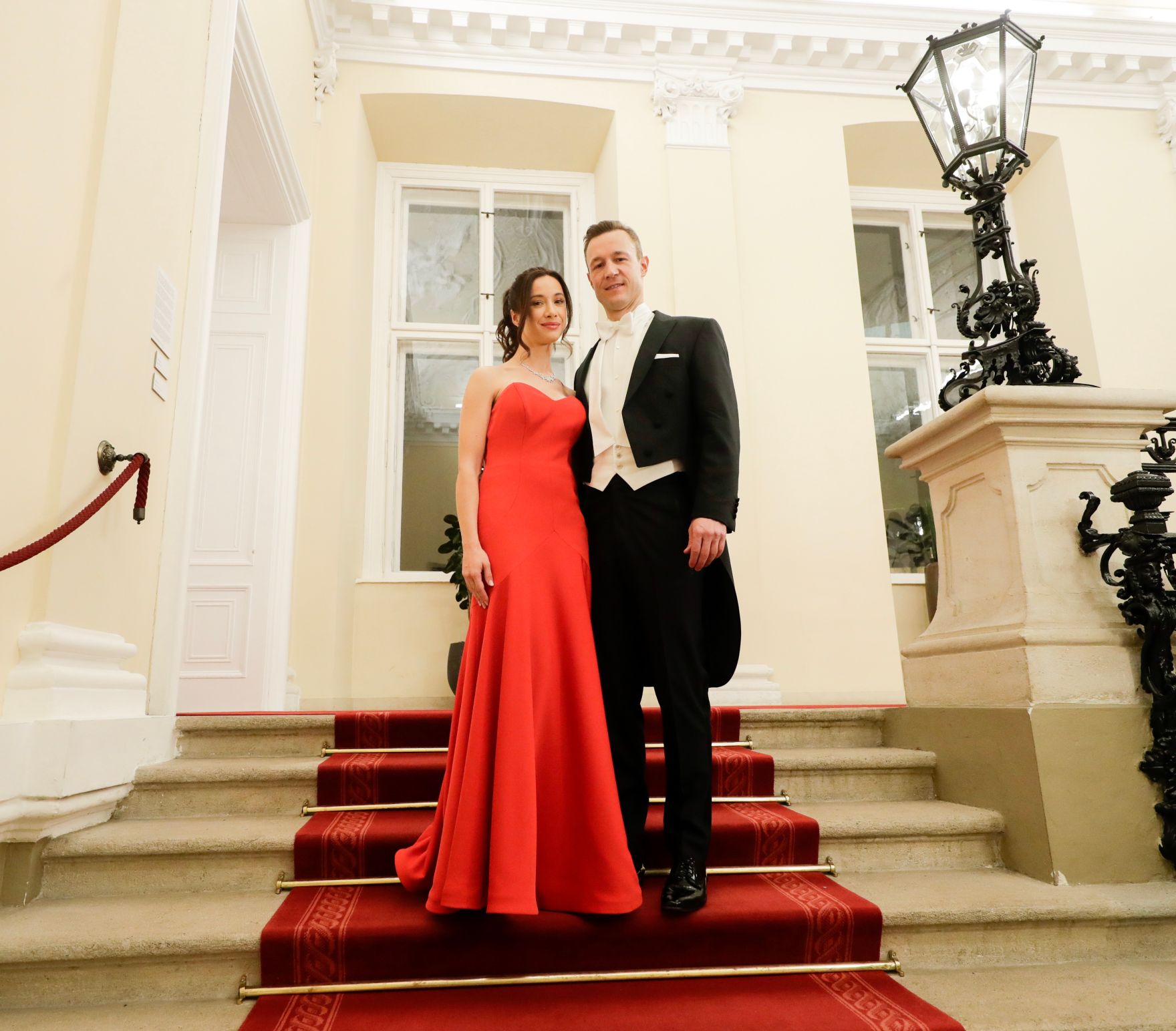 Am 28. Februar 2019 besuchte Bundesminister Gernot Bl&uuml;mel (r.) den Wiener Opernball. Im Bild mit Clivia Treidl (l.).