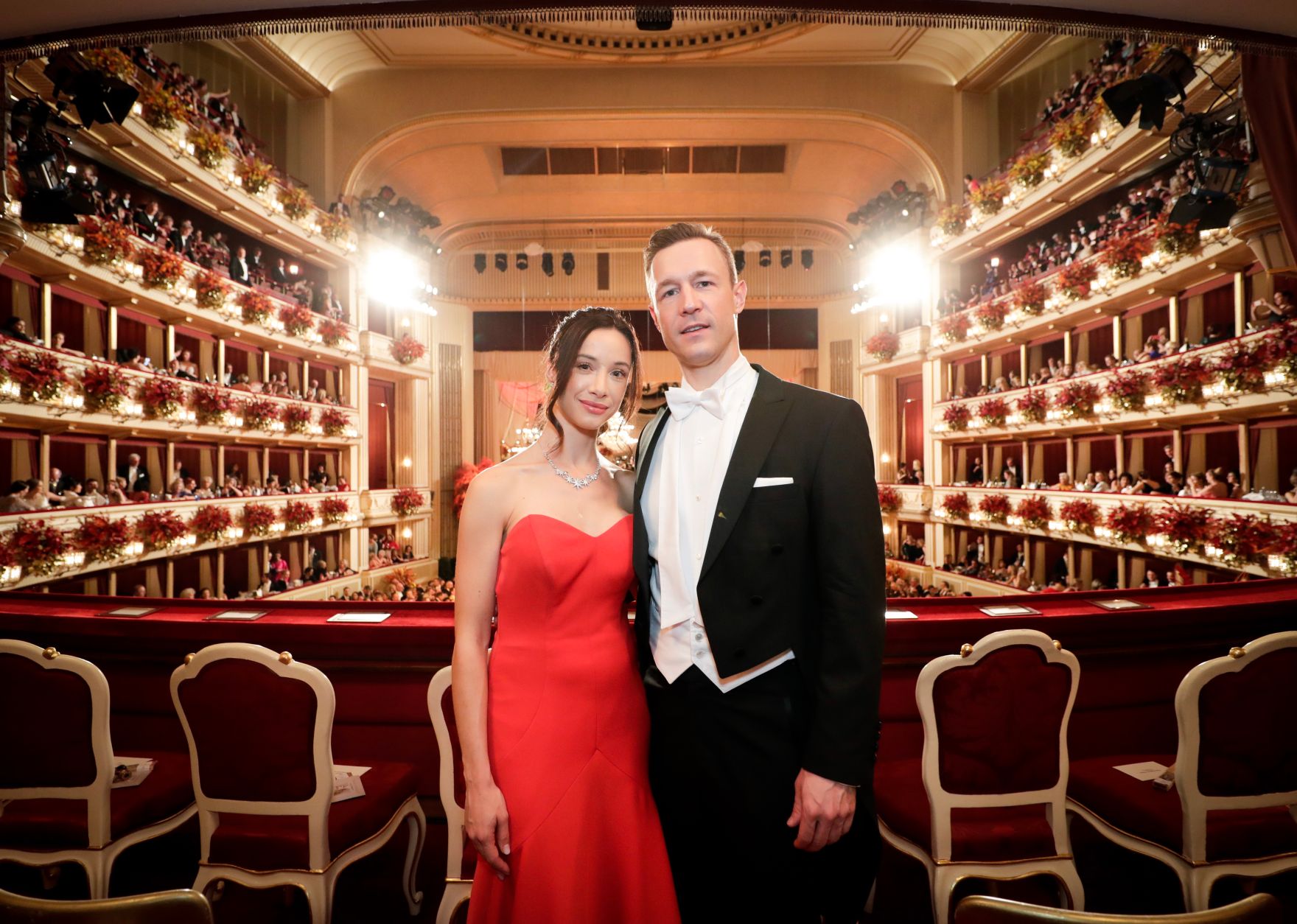 Am 28. Februar 2019 besuchte Bundesminister Gernot Bl&uuml;mel (r.) den Wiener Opernball. Im Bild mit Clivia Treidl (l.).