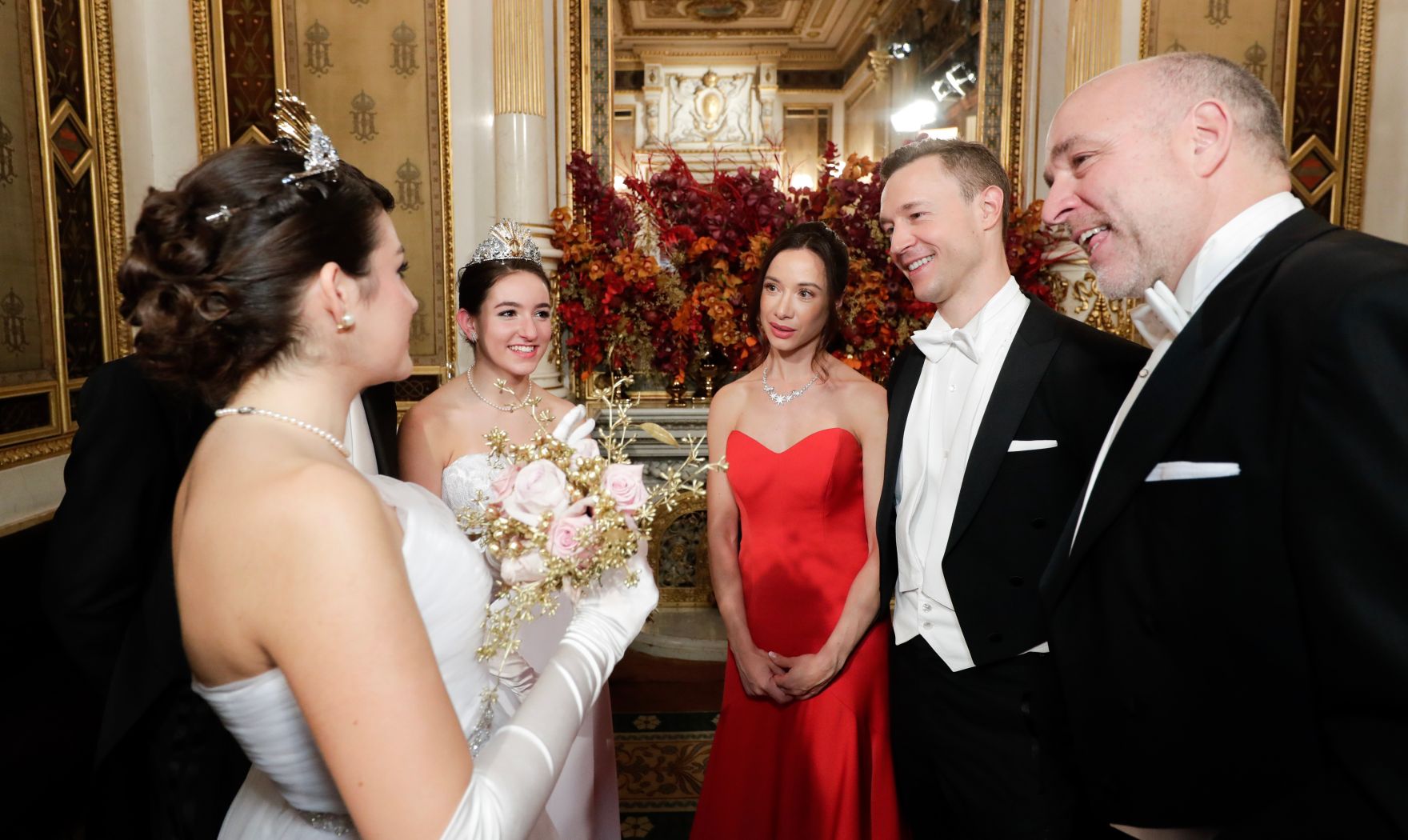 Am 28. Februar 2019 besuchte Bundesminister Gernot Bl&uuml;mel (2.v.r.) den Wiener Opernball. Im Bild mit Clivia Treidl (3.v.r.).