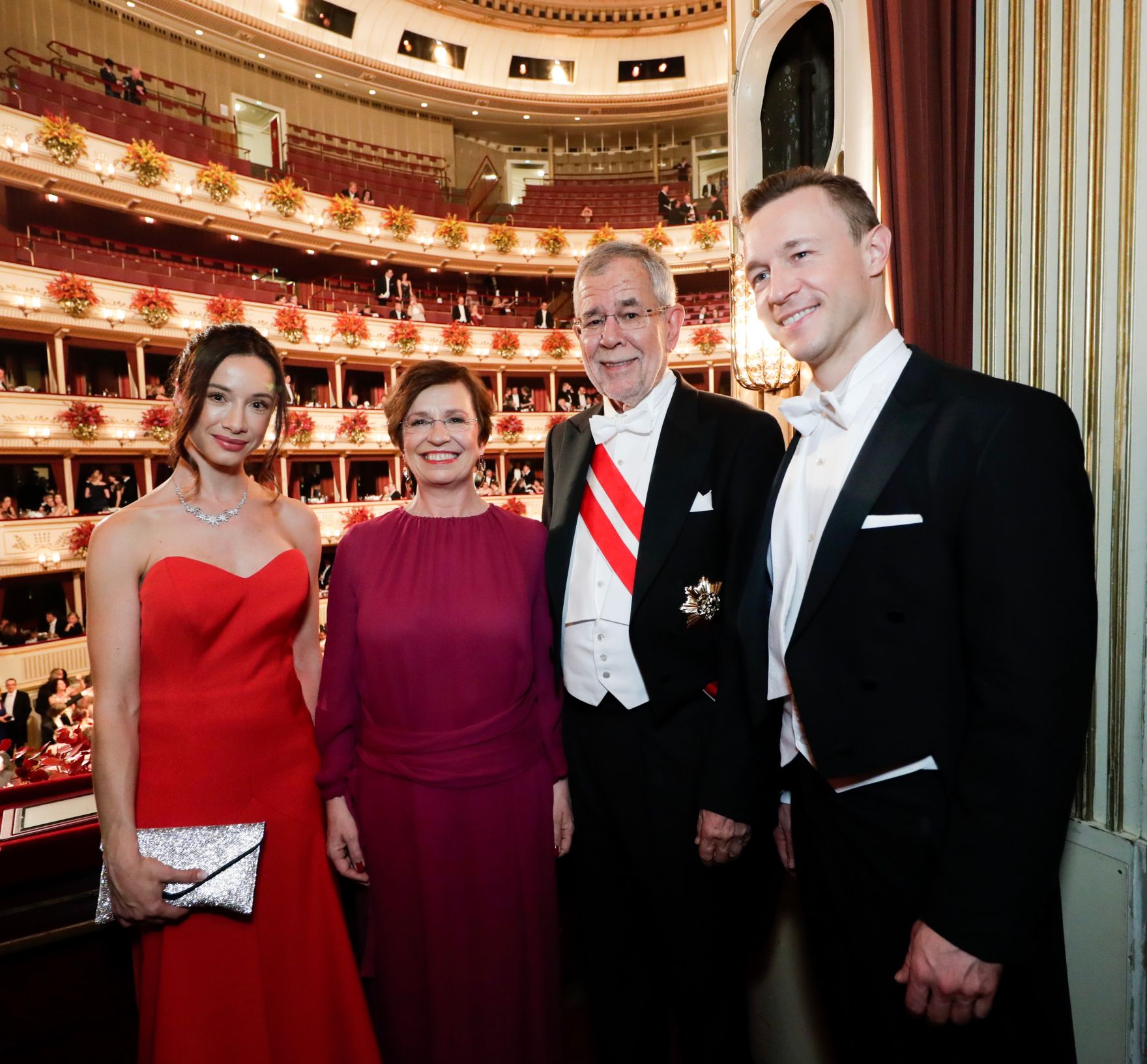 Am 28. Februar 2019 besuchte Bundesminister Gernot Bl&uuml;mel (r.) den Wiener Opernball. Im Bild mit Bundespr&auml;sident Alexander Van der Bellen (m.r.), Doris Schmidauer (m.l.) und Clivia Treidl (l.).