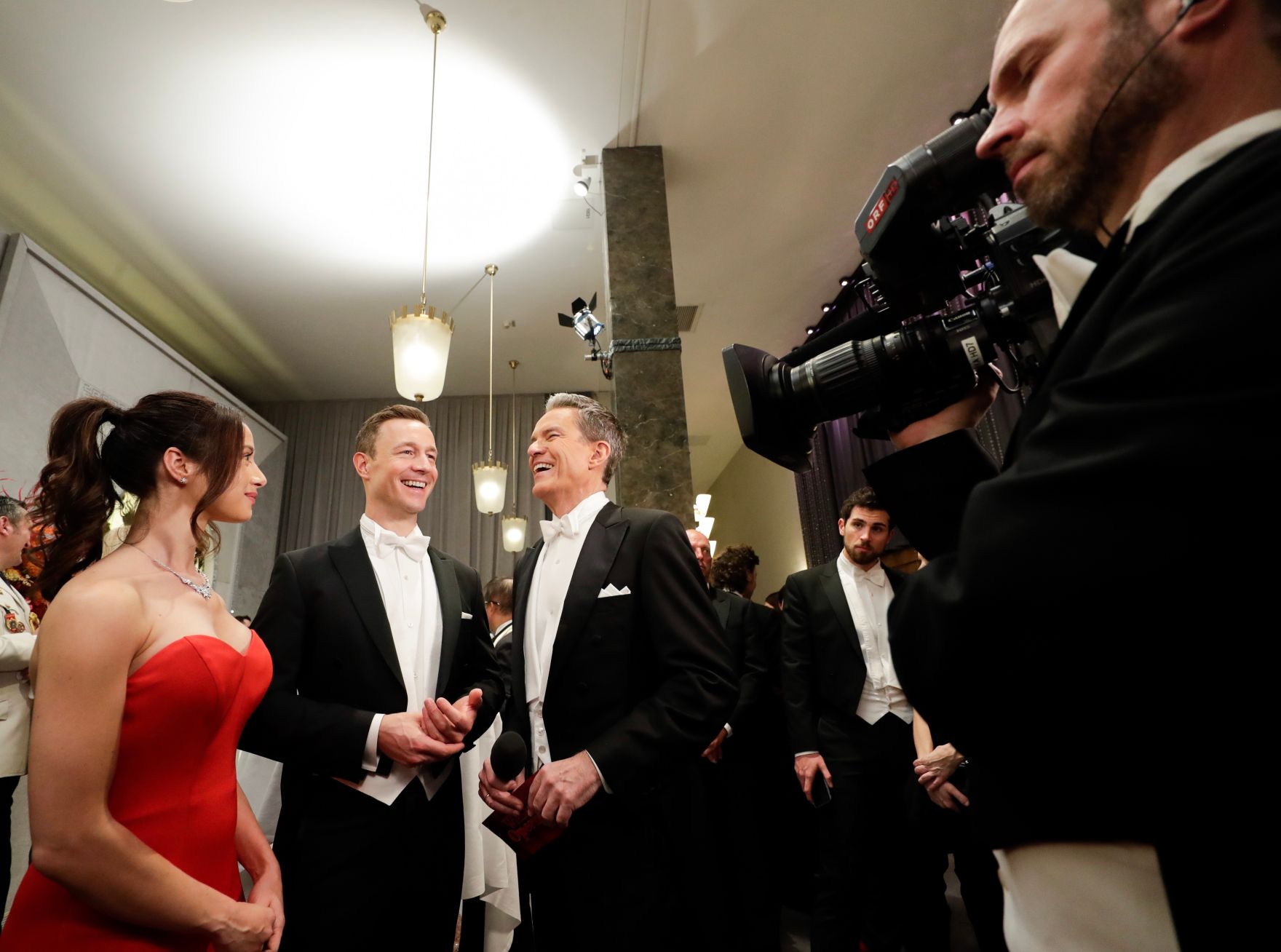 Am 28. Februar 2019 besuchte Bundesminister Gernot Bl&uuml;mel (m.) den Wiener Opernball. Im Bild mit Clivia Treidl (l.) und Alfons Haider, Schauspieler (r.).