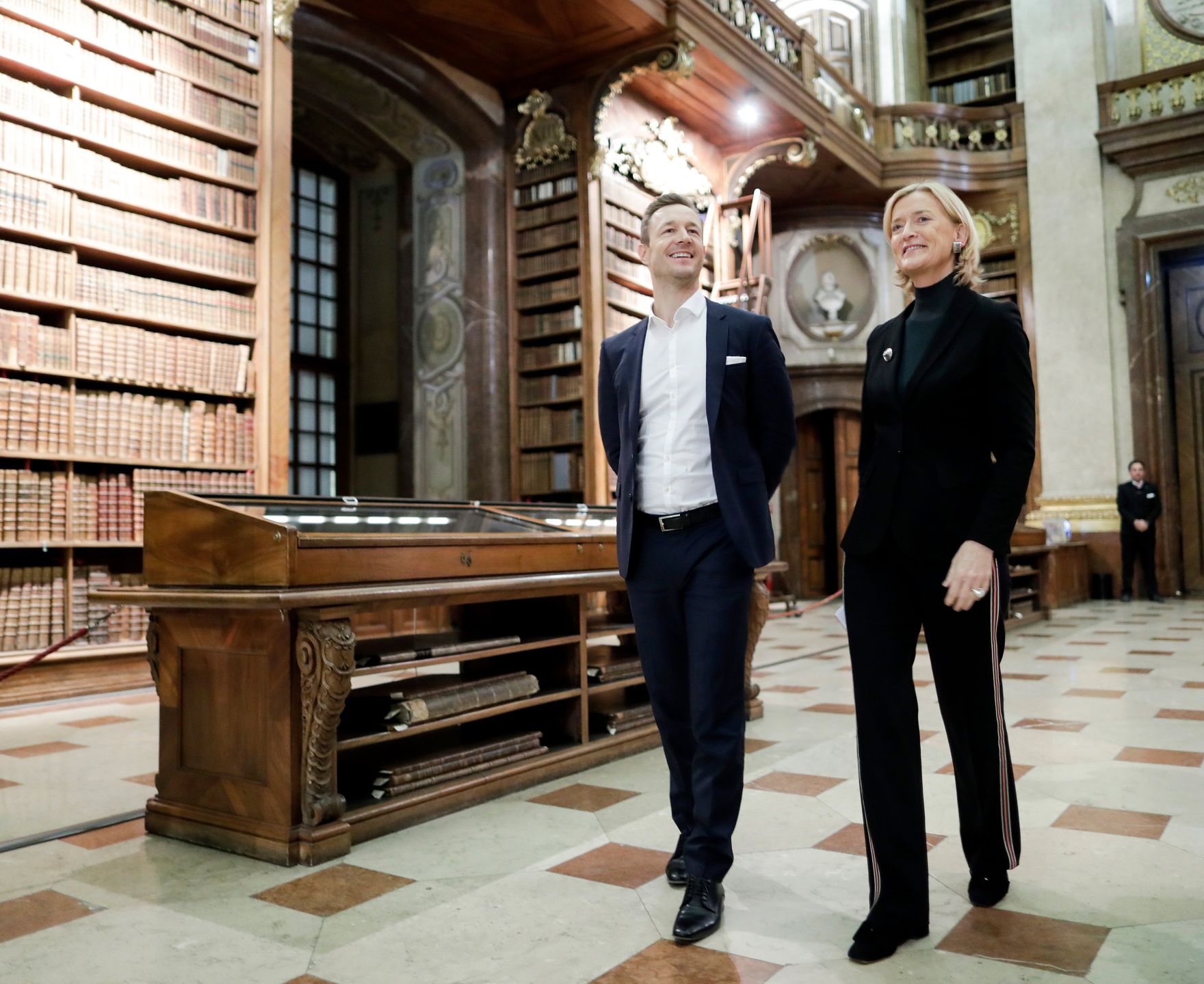 Am 14. M&auml;rz 2019 er&ouml;ffnete Bundesminister Gernot Bl&uuml;mel (r.) die Ausstellung &quot;Kaiser Maximilan I. Ein Gro&szlig;er Habsburger&quot; in der &Ouml;sterreichischen National Bibliothek. Im Bild mit der Generaldirektorin der &Ouml;sterreichischen Nationalbibliothek Johanna Rachinger (l.).