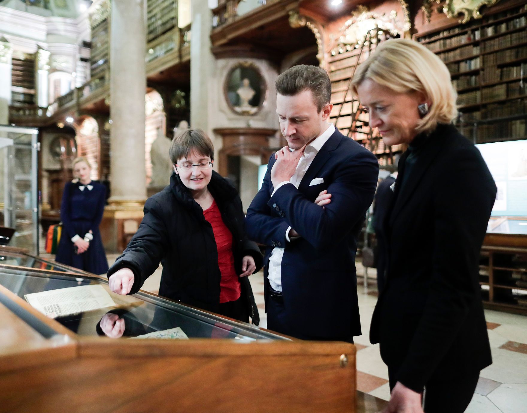 Am 14. M&auml;rz 2019 er&ouml;ffnete Bundesminister Gernot Bl&uuml;mel (m.) die Ausstellung &quot;Kaiser Maximilan I. Ein Gro&szlig;er Habsburger&quot; in der &Ouml;sterreichischen National Bibliothek. Im Bild mit der Generaldirektorin der &Ouml;sterreichischen Nationalbibliothek Johanna Rachinger (r.).