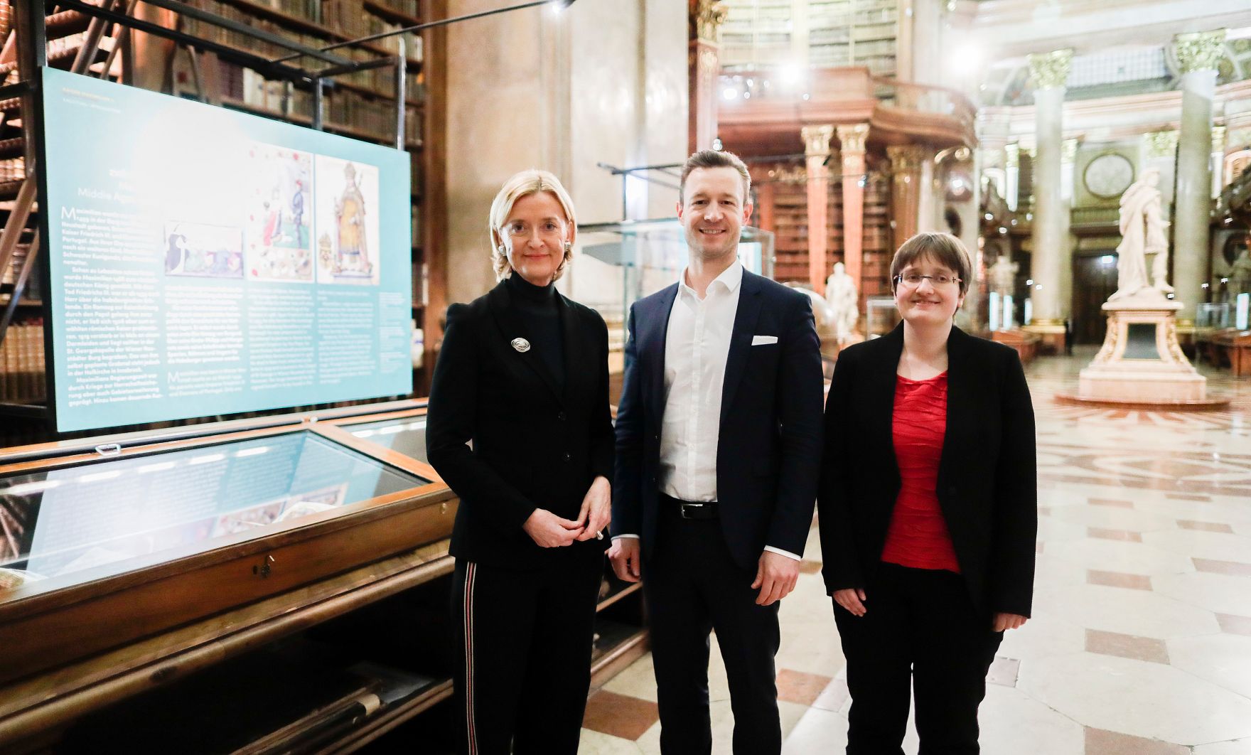 Am 14. M&auml;rz 2019 er&ouml;ffnete Bundesminister Gernot Bl&uuml;mel (m.) die Ausstellung &quot;Kaiser Maximilan I. Ein Gro&szlig;er Habsburger&quot; in der &Ouml;sterreichischen National Bibliothek. Im Bild mit der Generaldirektorin der &Ouml;sterreichischen Nationalbibliothek Johanna Rachinger (l.).