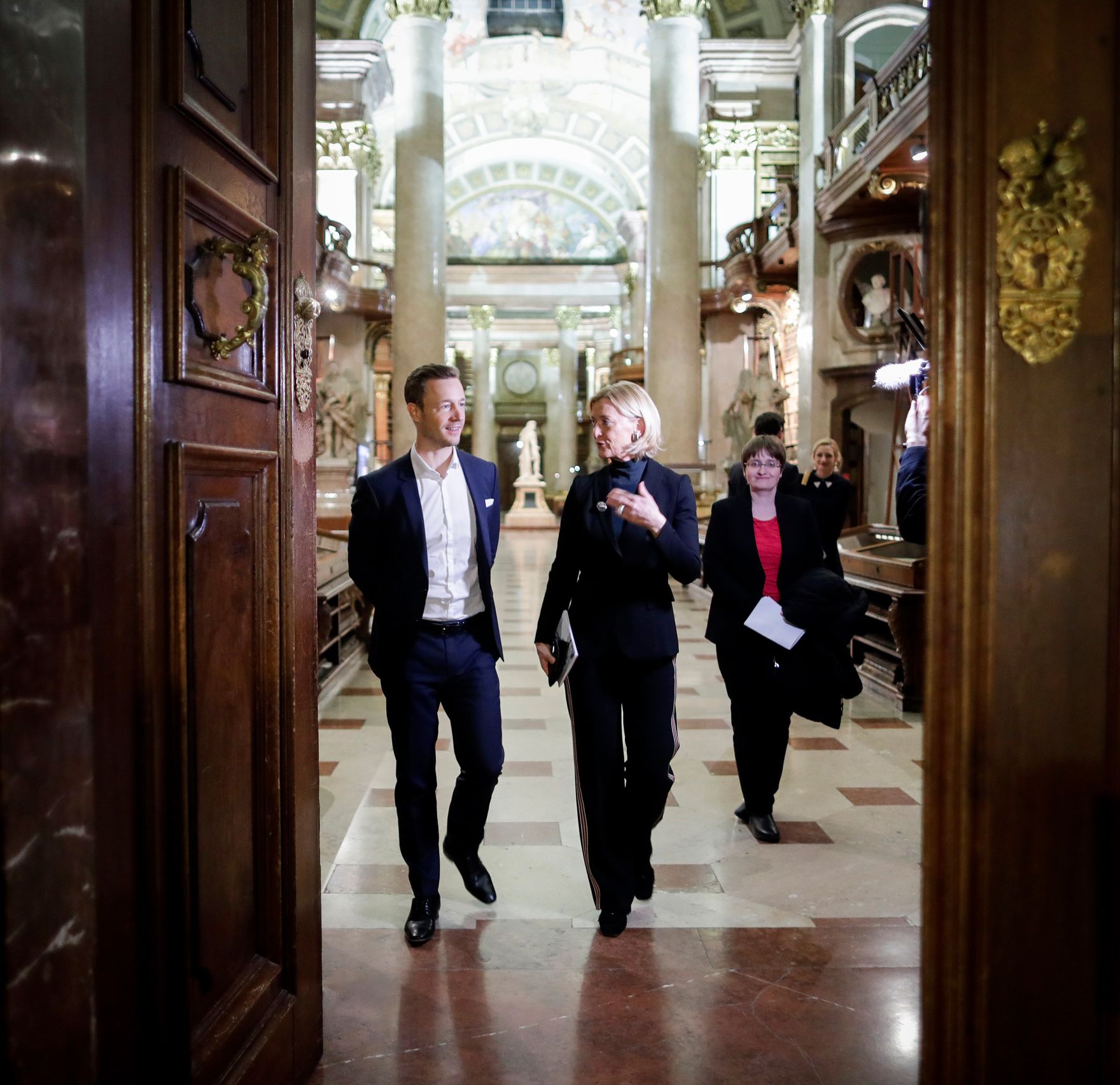 Am 14. M&auml;rz 2019 er&ouml;ffnete Bundesminister Gernot Bl&uuml;mel (l.) die Ausstellung &quot;Kaiser Maximilan I. Ein Gro&szlig;er Habsburger&quot; in der &Ouml;sterreichischen National Bibliothek. Im Bild mit der Generaldirektorin der &Ouml;sterreichischen Nationalbibliothek Johanna Rachinger (m.).