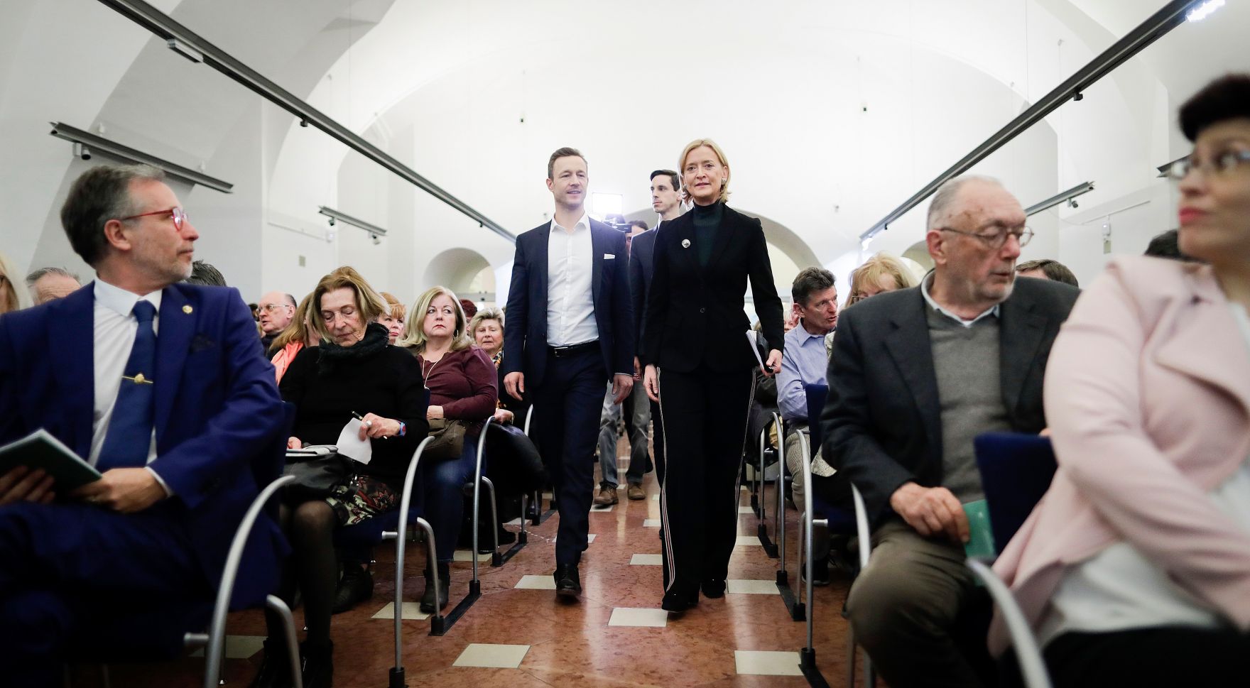 Am 14. M&auml;rz 2019 er&ouml;ffnete Bundesminister Gernot Bl&uuml;mel (l.) die Ausstellung &quot;Kaiser Maximilan I. Ein Gro&szlig;er Habsburger&quot; in der &Ouml;sterreichischen National Bibliothek. Im Bild mit der Generaldirektorin der &Ouml;sterreichischen Nationalbibliothek Johanna Rachinger (r.).