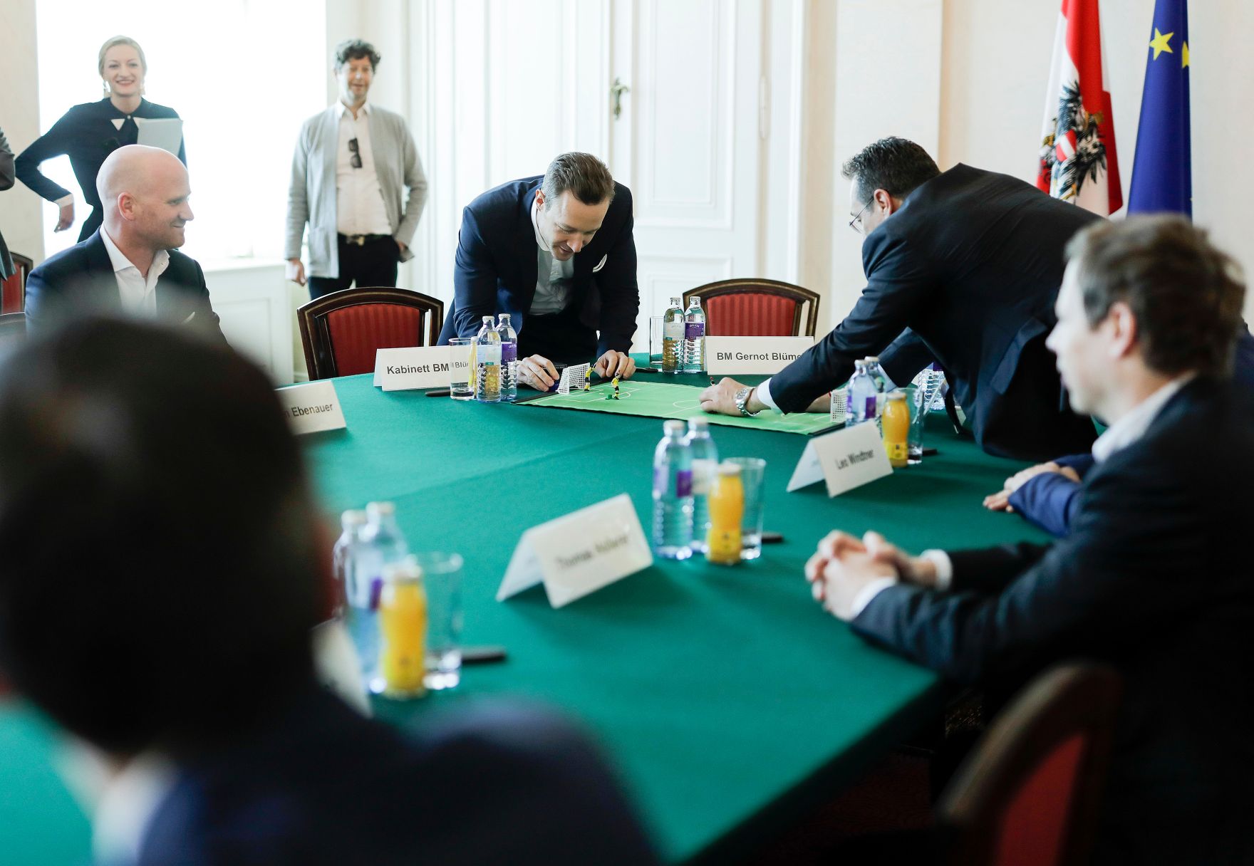 Am 14. M&auml;rz 2019 lud Bundesminister Gernot Bl&uuml;mel (m.l.) gemeinsam mit Vizekanzler Heinz-Christian Strache (m.r.) Vertreter der &Ouml;sterreichischen Fu&szlig;ballverb&auml;nde zu einem Gespr&auml;ch &uuml;ber das Fernsehexklusivrechtsgestz ein.
