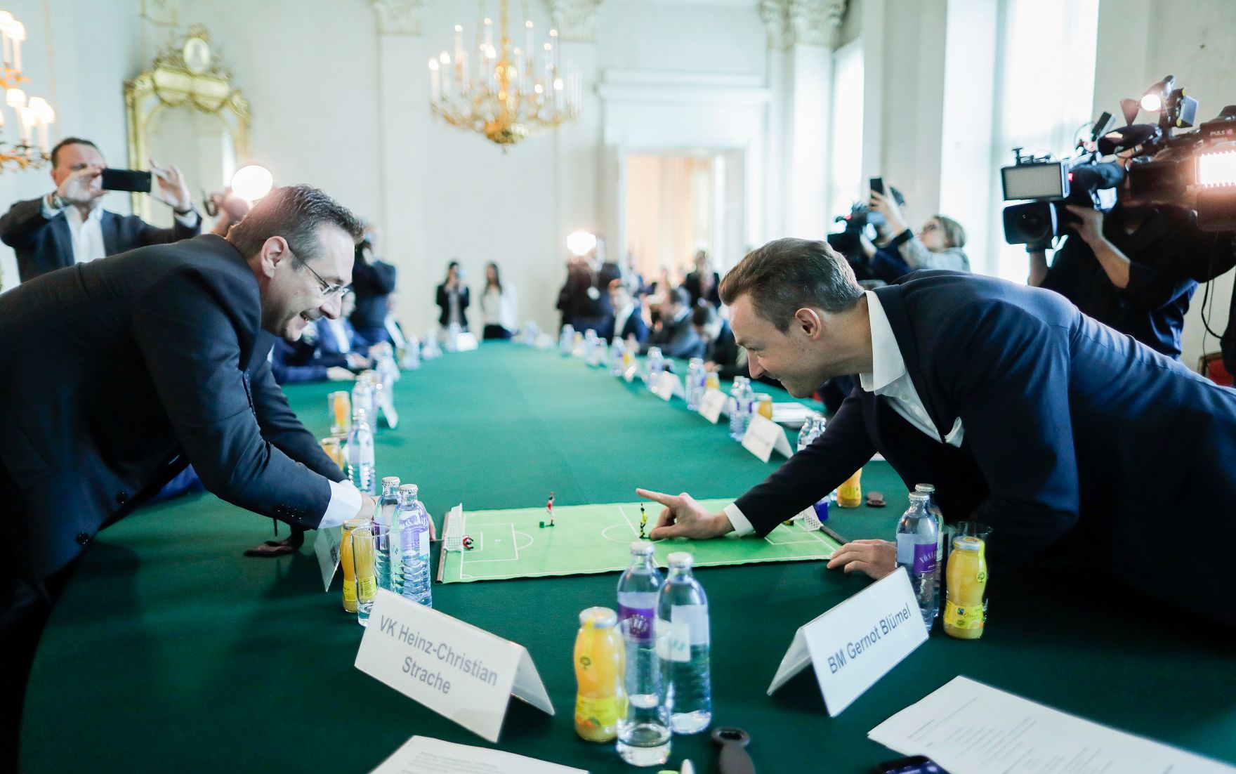 Am 14. M&auml;rz 2019 lud Bundesminister Gernot Bl&uuml;mel (r.) gemeinsam mit Vizekanzler Heinz-Christian Strache (l.) Vertreter der &Ouml;sterreichischen Fu&szlig;ballverb&auml;nde zu einem Gespr&auml;ch &uuml;ber das Fernsehexklusivrechtsgestz ein.
