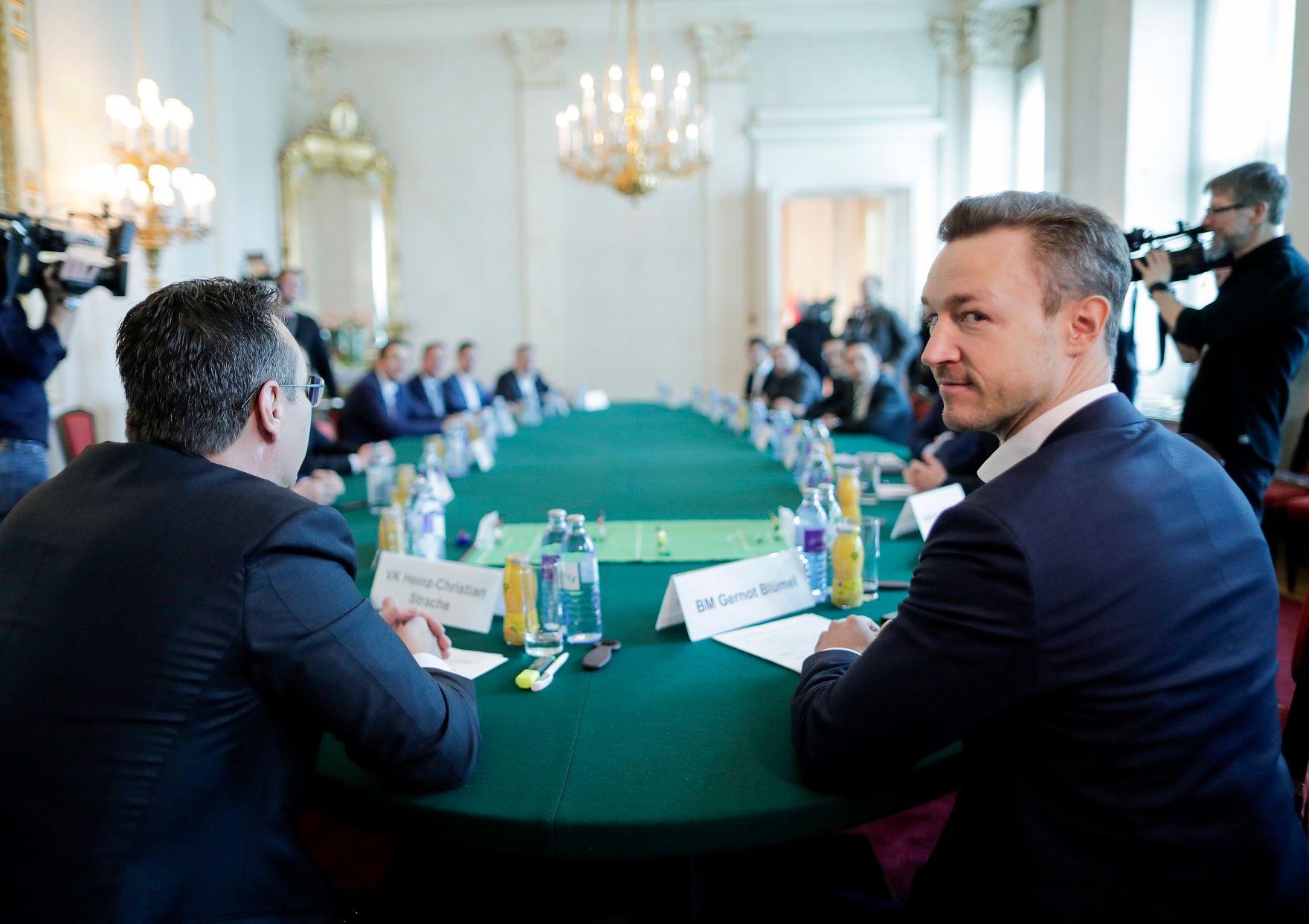 Am 14. M&auml;rz 2019 lud Bundesminister Gernot Bl&uuml;mel (r.) gemeinsam mit Vizekanzler Heinz-Christian Strache (l.) Vertreter der &Ouml;sterreichischen Fu&szlig;ballverb&auml;nde zu einem Gespr&auml;ch &uuml;ber das Fernsehexklusivrechtsgestz ein.