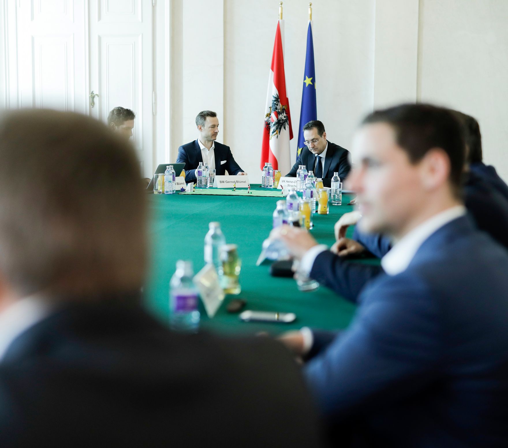 Am 14. M&auml;rz 2019 lud Bundesminister Gernot Bl&uuml;mel (m.l.) gemeinsam mit Vizekanzler Heinz-Christian Strache (m.r.) Vertreter der &Ouml;sterreichischen Fu&szlig;ballverb&auml;nde zu einem Gespr&auml;ch &uuml;ber das Fernsehexklusivrechtsgestz ein.