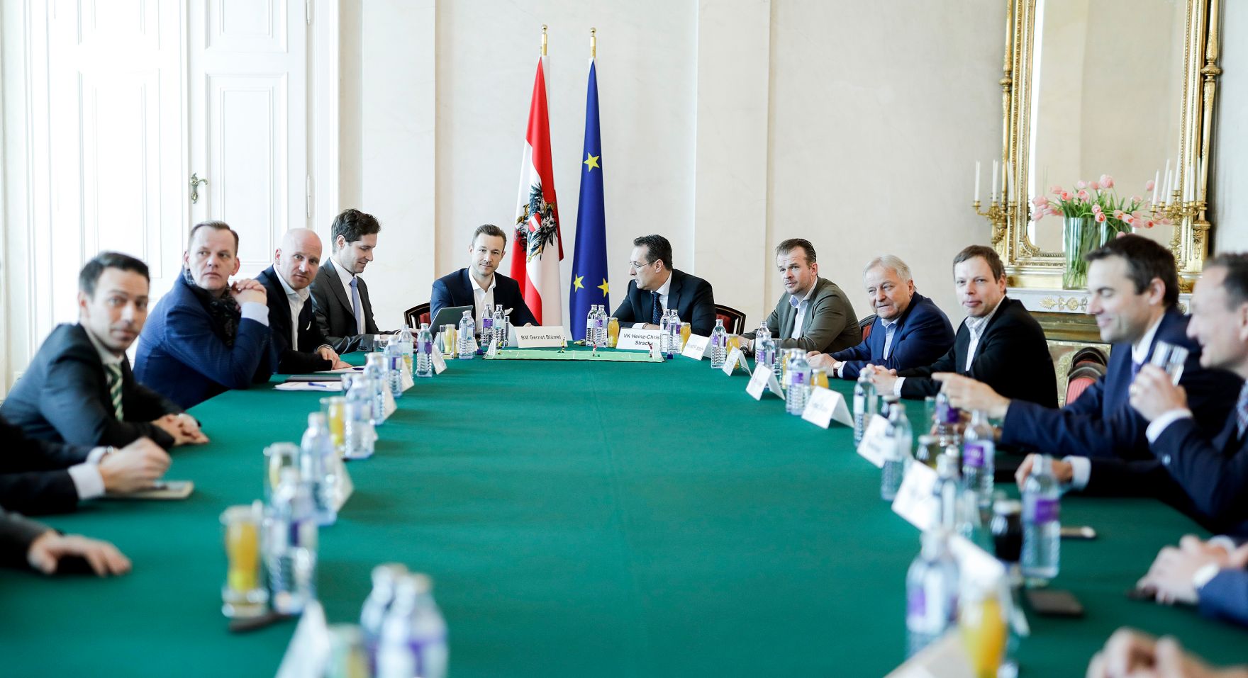 Am 14. M&auml;rz 2019 lud Bundesminister Gernot Bl&uuml;mel gemeinsam mit Vizekanzler Heinz-Christian Strache Vertreter der &Ouml;sterreichischen Fu&szlig;ballverb&auml;nde zu einem Gespr&auml;ch &uuml;ber das Fernsehexklusivrechtsgestz ein.