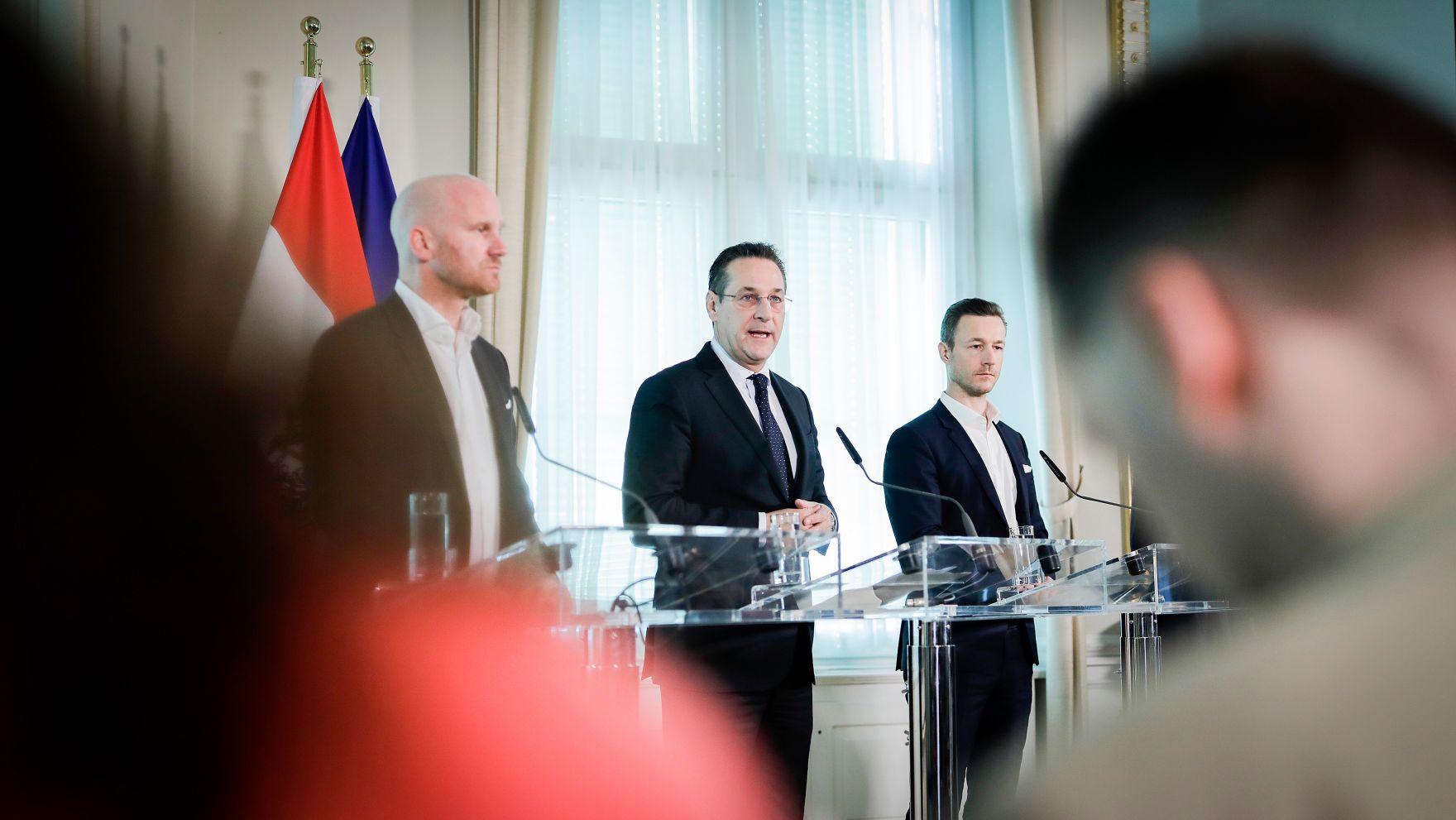 Am 14. M&auml;rz 2019 lud Bundesminister Gernot Bl&uuml;mel (r.) gemeinsam mit Vizekanzler Heinz-Christian Strache (m.) Vertreter der &Ouml;sterreichischen Fu&szlig;ballverb&auml;nde zu einem Gespr&auml;ch &uuml;ber das Fernsehexklusivrechtsgestz ein. Im Bild mit Bundesliga-Vorstand Christian Ebenbauer (l.) bei der Pressekonferenz.