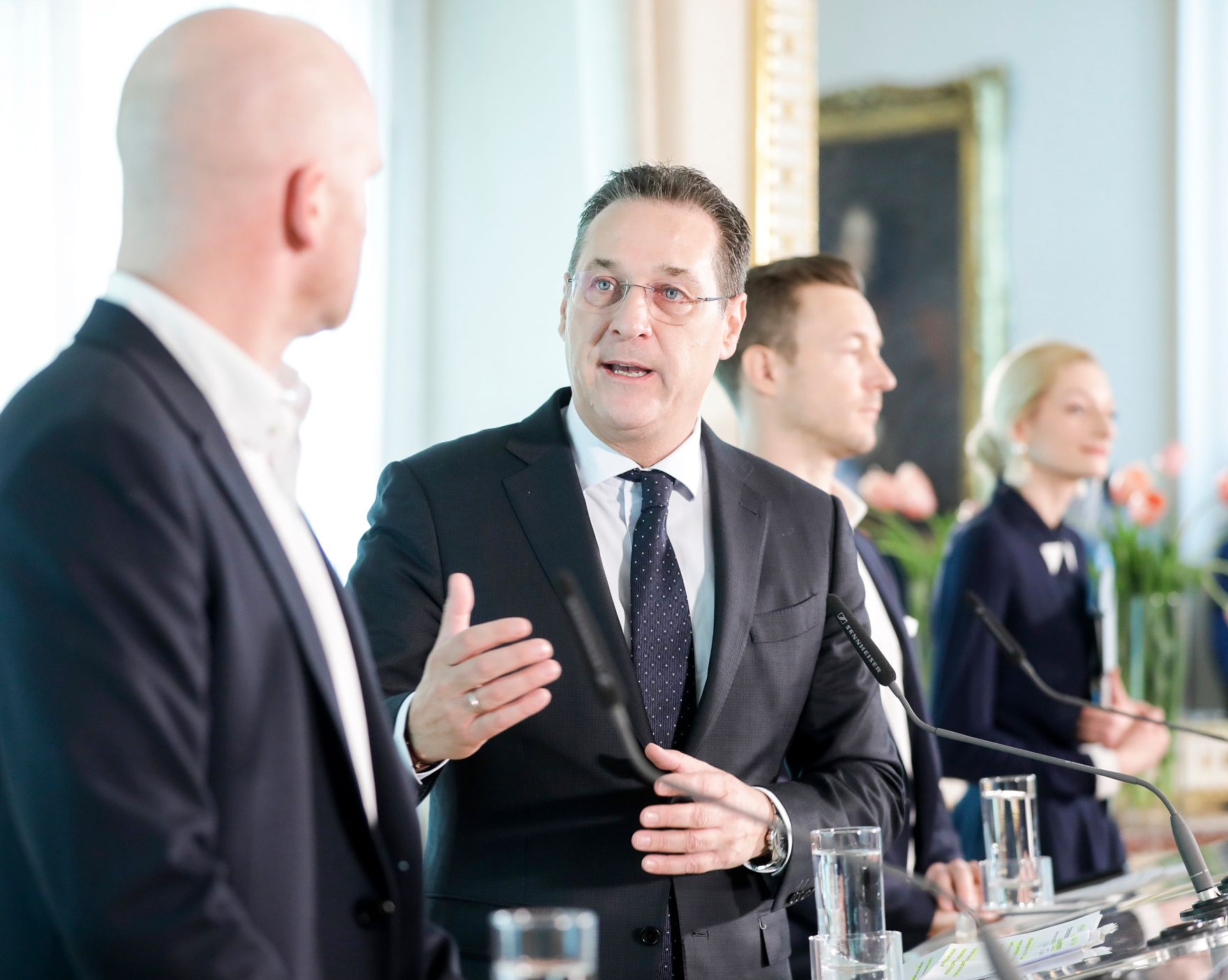 Am 14. M&auml;rz 2019 lud Bundesminister Gernot Bl&uuml;mel (r.) gemeinsam mit Vizekanzler Heinz-Christian Strache (m.) Vertreter der &Ouml;sterreichischen Fu&szlig;ballverb&auml;nde zu einem Gespr&auml;ch &uuml;ber das Fernsehexklusivrechtsgestz ein. Im Bild mit Bundesliga-Vorstand Christian Ebenbauer (l.) bei der Pressekonferenz.