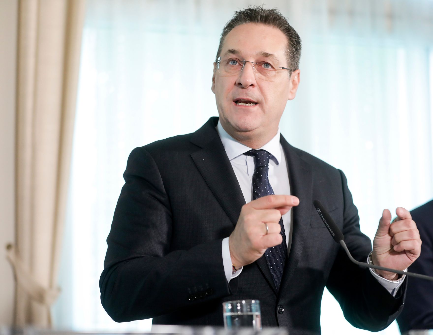 Am 14. M&auml;rz 2019 lud Bundesminister Gernot Bl&uuml;mel gemeinsam mit Vizekanzler Heinz-Christian Strache (im Bild) Vertreter der &Ouml;sterreichischen Fu&szlig;ballverb&auml;nde zu einem Gespr&auml;ch &uuml;ber das Fernsehexklusivrechtsgestz ein. Im Bild bei der Pressekonferenz.