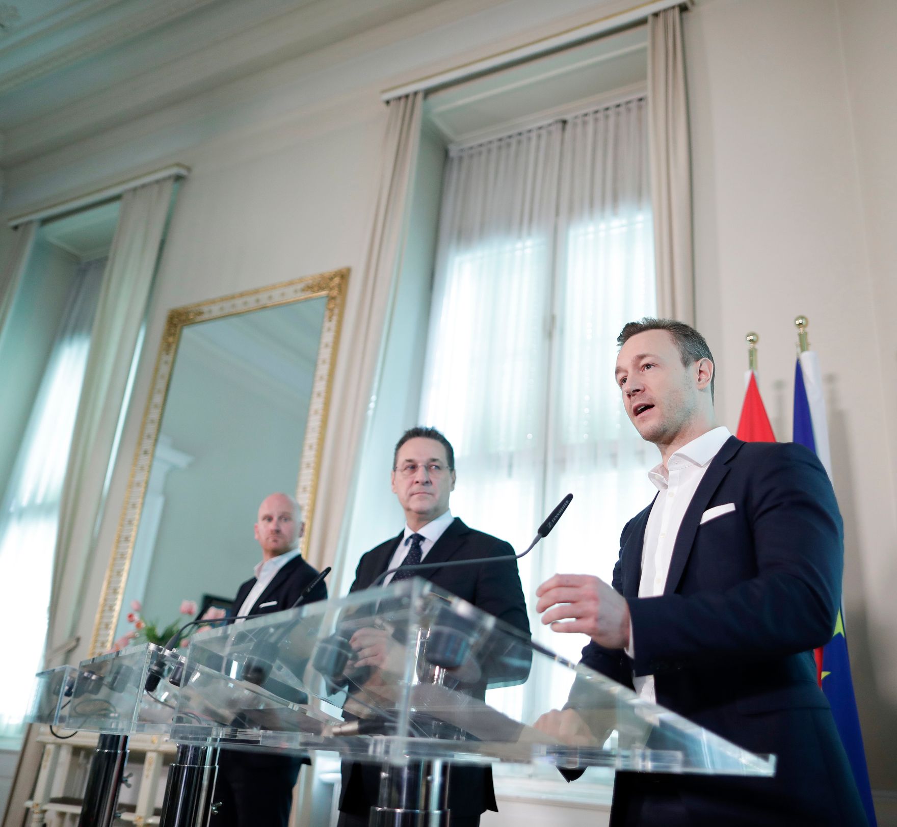 Am 14. M&auml;rz 2019 lud Bundesminister Gernot Bl&uuml;mel (r.) gemeinsam mit Vizekanzler Heinz-Christian Strache (m.) Vertreter der &Ouml;sterreichischen Fu&szlig;ballverb&auml;nde zu einem Gespr&auml;ch &uuml;ber das Fernsehexklusivrechtsgestz ein. Im Bild mit Bundesliga-Vorstand Christian Ebenbauer (l.) bei der Pressekonferenz.