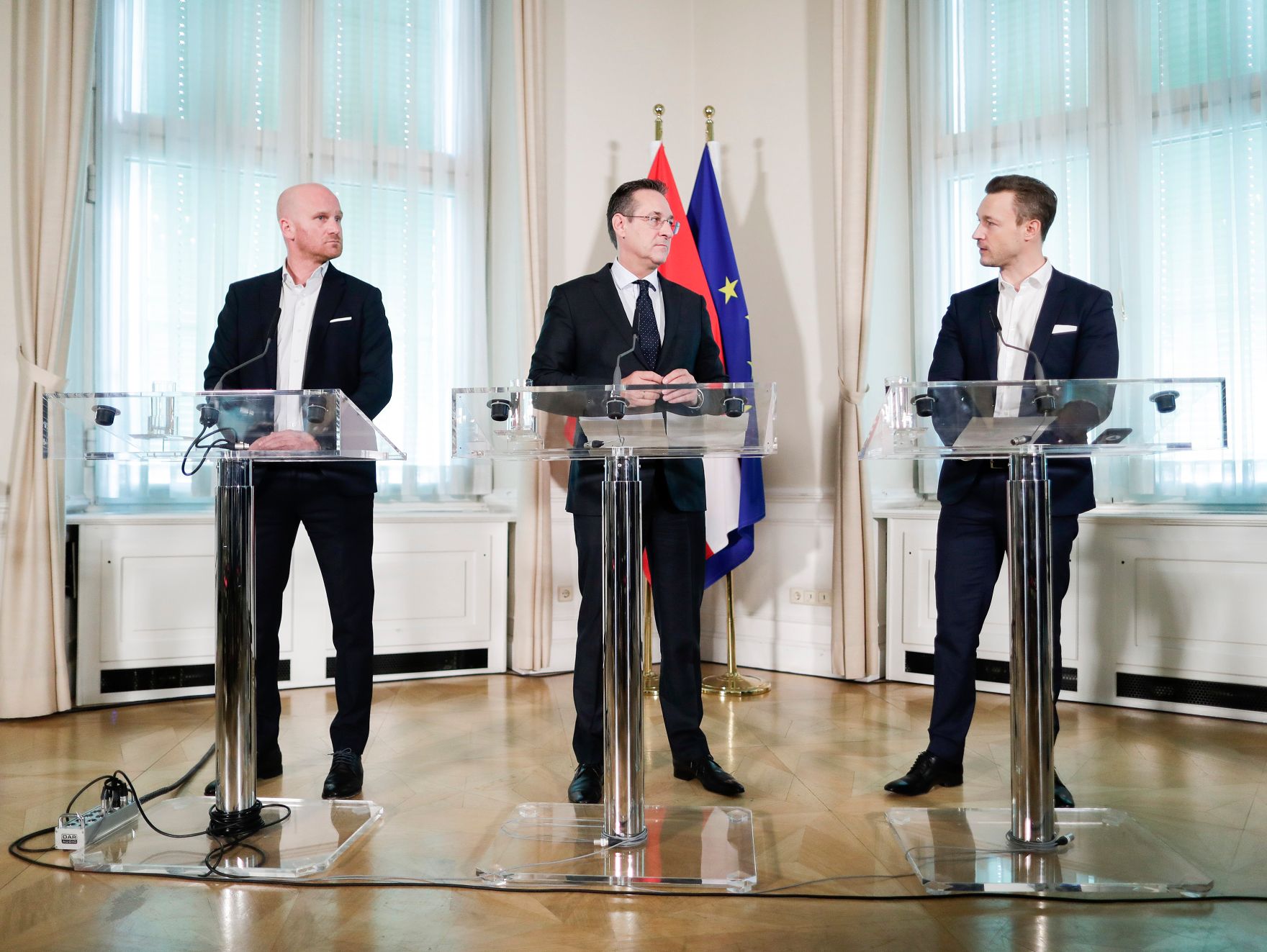 Am 14. M&auml;rz 2019 lud Bundesminister Gernot Bl&uuml;mel (r.) gemeinsam mit Vizekanzler Heinz-Christian Strache (m.) Vertreter der &Ouml;sterreichischen Fu&szlig;ballverb&auml;nde zu einem Gespr&auml;ch &uuml;ber das Fernsehexklusivrechtsgestz ein. Im Bild mit Bundesliga-Vorstand Christian Ebenbauer (l.) bei der Pressekonferenz.