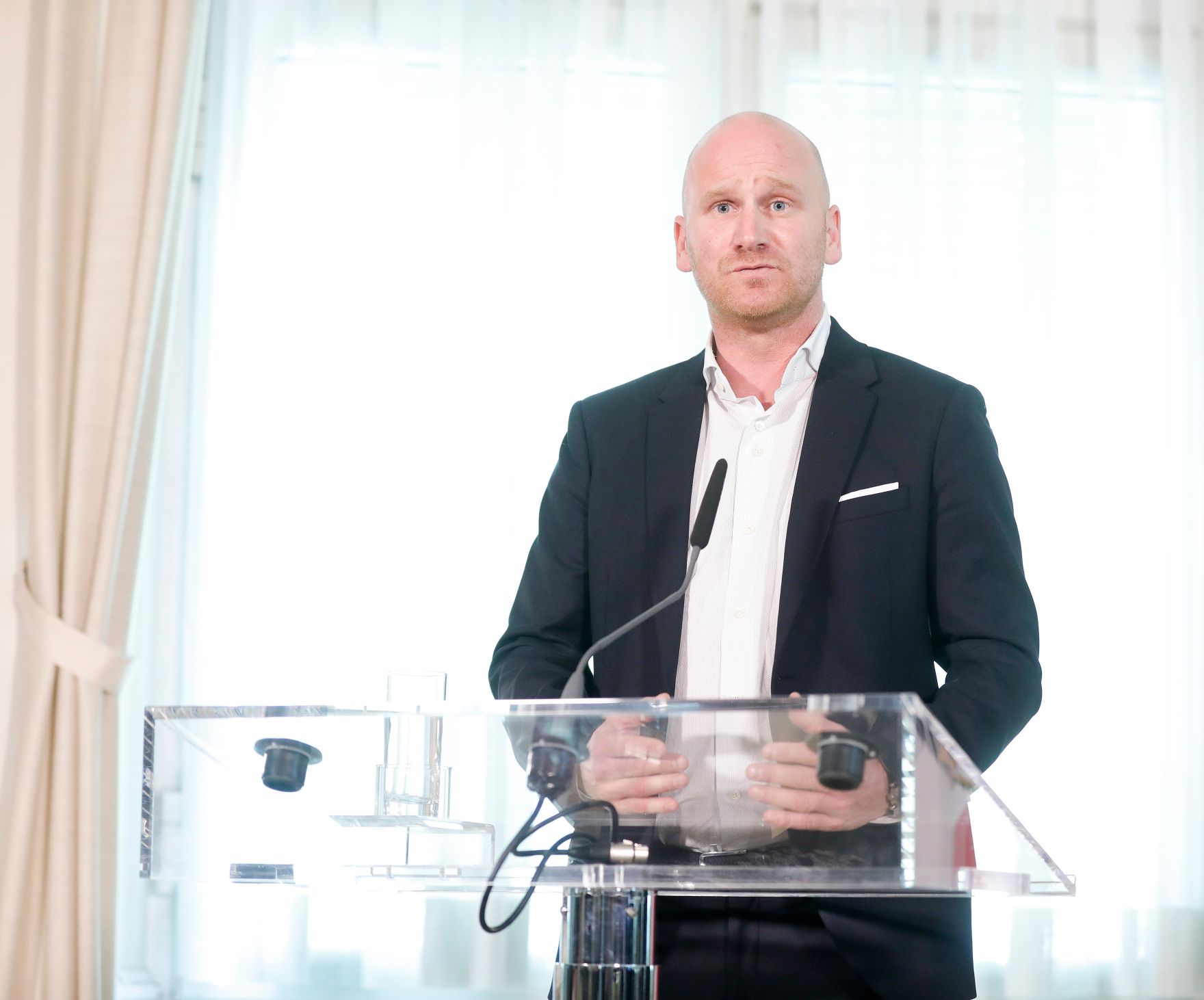 Am 14. M&auml;rz 2019 lud Bundesminister Gernot Bl&uuml;mel gemeinsam mit Vizekanzler Heinz-Christian Strache Vertreter der &Ouml;sterreichischen Fu&szlig;ballverb&auml;nde zu einem Gespr&auml;ch &uuml;ber das Fernsehexklusivrechtsgestz ein. Im Bild mit Bundesliga-Vorstand Christian Ebenbauer (im Bild) bei der Pressekonferenz.