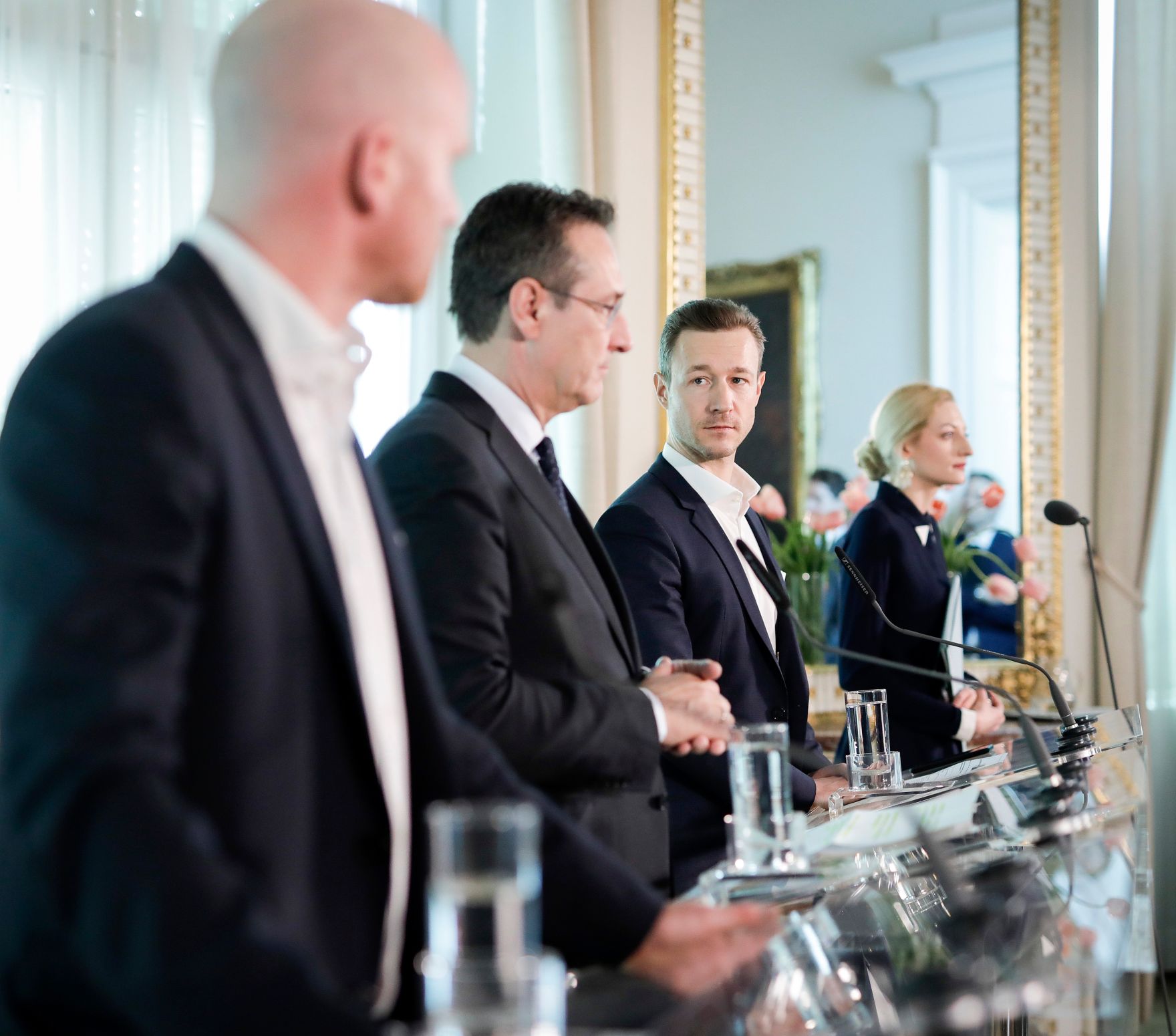 Am 14. M&auml;rz 2019 lud Bundesminister Gernot Bl&uuml;mel (r.) gemeinsam mit Vizekanzler Heinz-Christian Strache (m.) Vertreter der &Ouml;sterreichischen Fu&szlig;ballverb&auml;nde zu einem Gespr&auml;ch &uuml;ber das Fernsehexklusivrechtsgestz ein. Im Bild mit Bundesliga-Vorstand Christian Ebenbauer (l.) bei der Pressekonferenz.