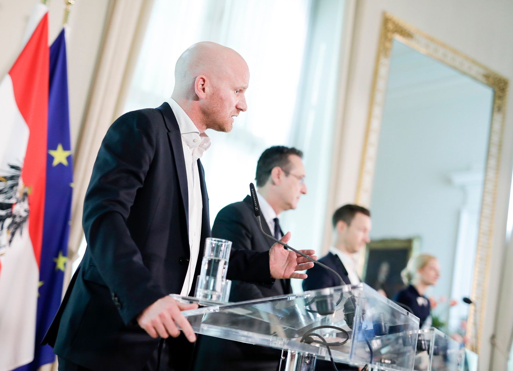 Am 14. M&auml;rz 2019 lud Bundesminister Gernot Bl&uuml;mel (r.) gemeinsam mit Vizekanzler Heinz-Christian Strache (m.) Vertreter der &Ouml;sterreichischen Fu&szlig;ballverb&auml;nde zu einem Gespr&auml;ch &uuml;ber das Fernsehexklusivrechtsgestz ein. Im Bild mit Bundesliga-Vorstand Christian Ebenbauer (l.) bei der Pressekonferenz.
