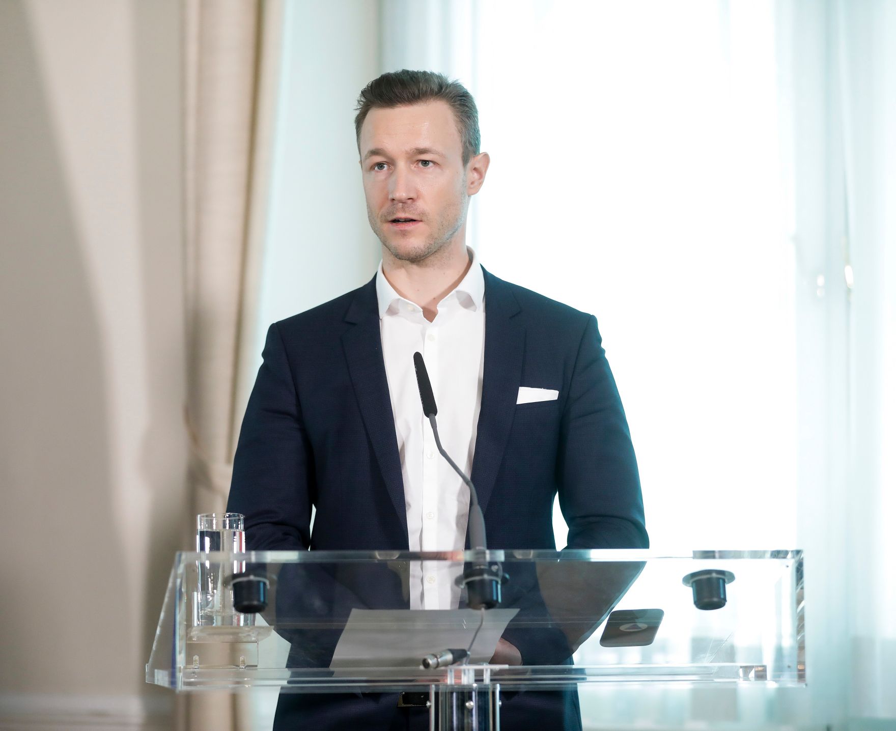 Am 14. M&auml;rz 2019 lud Bundesminister Gernot Bl&uuml;mel (im Bild) gemeinsam mit Vizekanzler Heinz-Christian Strache Vertreter der &Ouml;sterreichischen Fu&szlig;ballverb&auml;nde zu einem Gespr&auml;ch &uuml;ber das Fernsehexklusivrechtsgestz ein. Im Bild bei der Pressekonferenz.