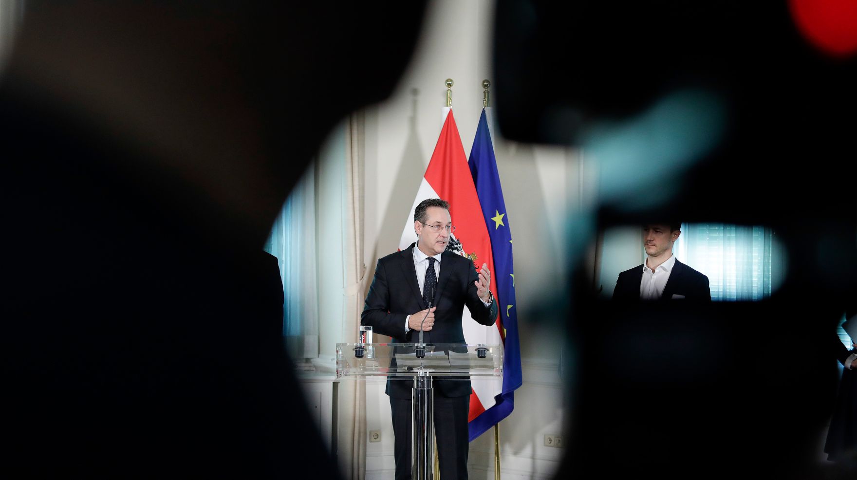 Am 14. M&auml;rz 2019 lud Bundesminister Gernot Bl&uuml;mel gemeinsam mit Vizekanzler Heinz-Christian Strache (im Bild) Vertreter der &Ouml;sterreichischen Fu&szlig;ballverb&auml;nde zu einem Gespr&auml;ch &uuml;ber das Fernsehexklusivrechtsgestz ein. Im Bild bei der Pressekonferenz.