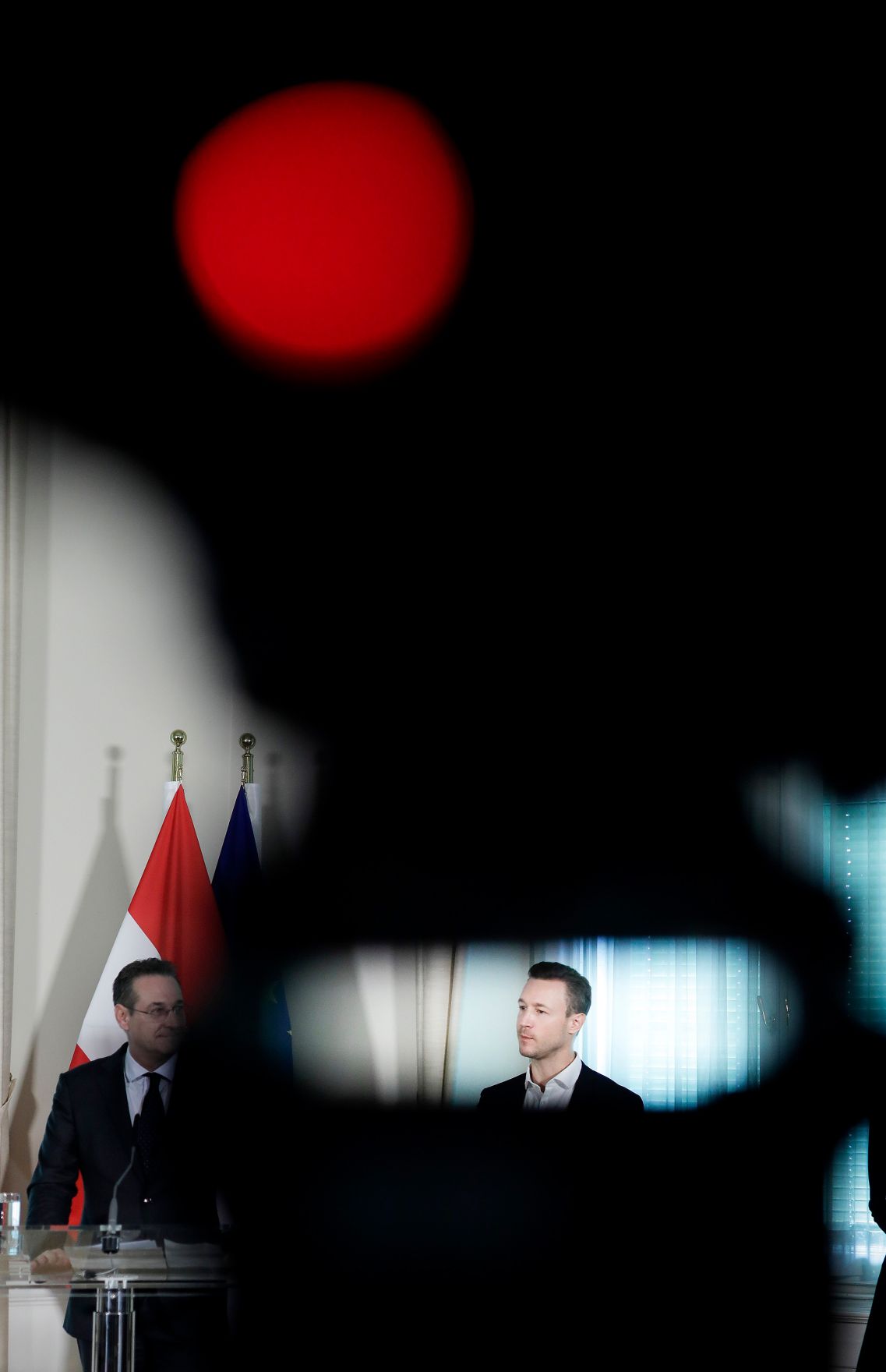 Am 14. M&auml;rz 2019 lud Bundesminister Gernot Bl&uuml;mel (im Bild) gemeinsam mit Vizekanzler Heinz-Christian Strache Vertreter der &Ouml;sterreichischen Fu&szlig;ballverb&auml;nde zu einem Gespr&auml;ch &uuml;ber das Fernsehexklusivrechtsgestz ein. Im Bild bei der Pressekonferenz.