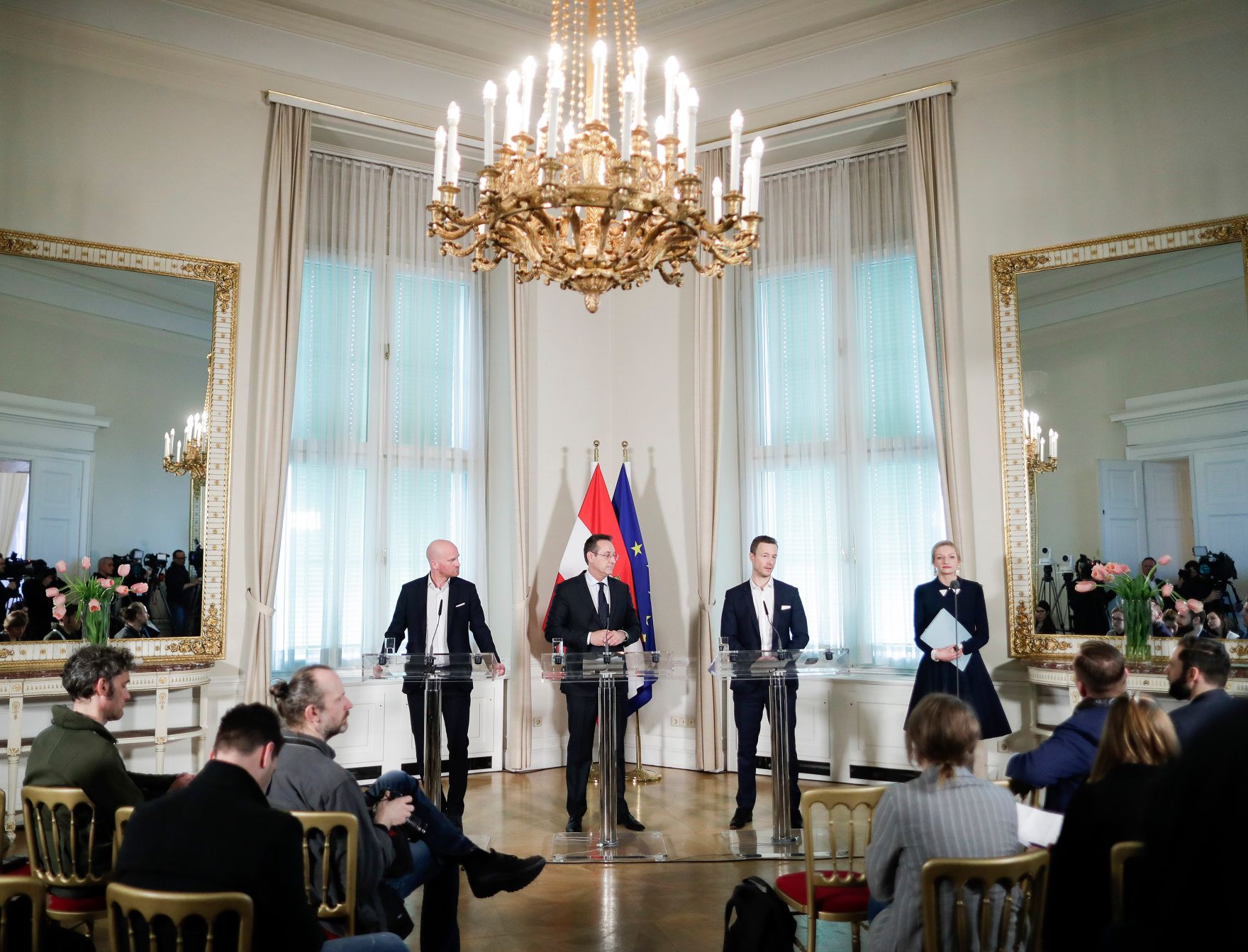 Am 14. M&auml;rz 2019 lud Bundesminister Gernot Bl&uuml;mel (r.) gemeinsam mit Vizekanzler Heinz-Christian Strache (m.) Vertreter der &Ouml;sterreichischen Fu&szlig;ballverb&auml;nde zu einem Gespr&auml;ch &uuml;ber das Fernsehexklusivrechtsgestz ein. Im Bild mit Bundesliga-Vorstand Christian Ebenbauer (l.) bei der Pressekonferenz.