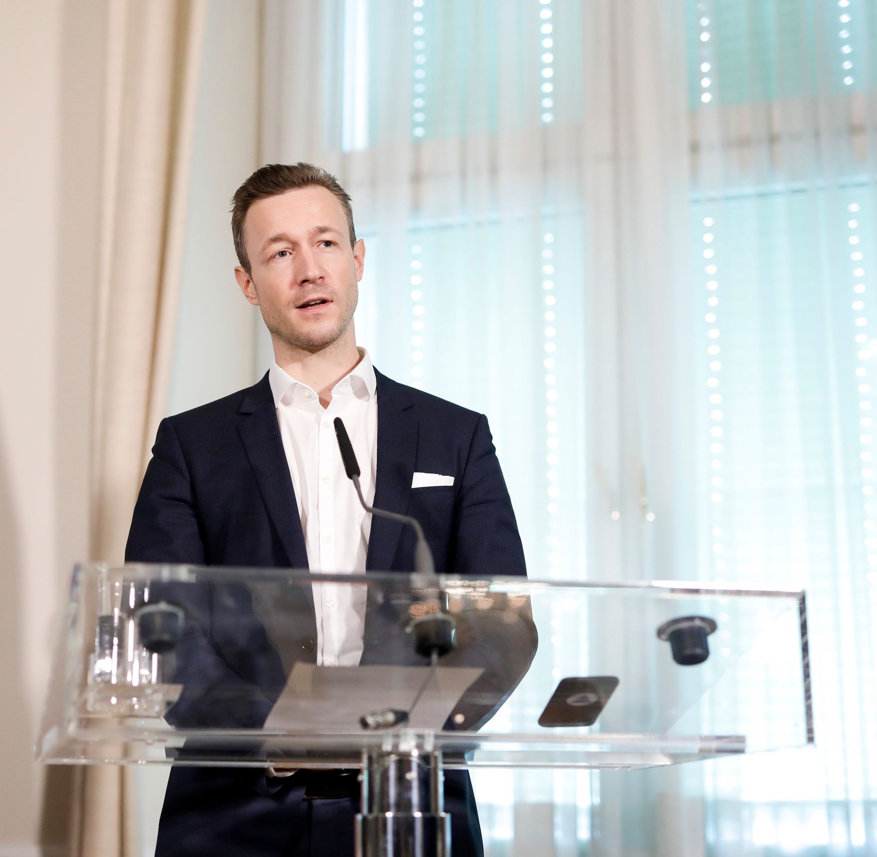 Am 14. M&auml;rz 2019 lud Bundesminister Gernot Bl&uuml;mel (im Bild) gemeinsam mit Vizekanzler Heinz-Christian Strache Vertreter der &Ouml;sterreichischen Fu&szlig;ballverb&auml;nde zu einem Gespr&auml;ch &uuml;ber das Fernsehexklusivrechtsgestz ein. Im Bild bei der Pressekonferenz.