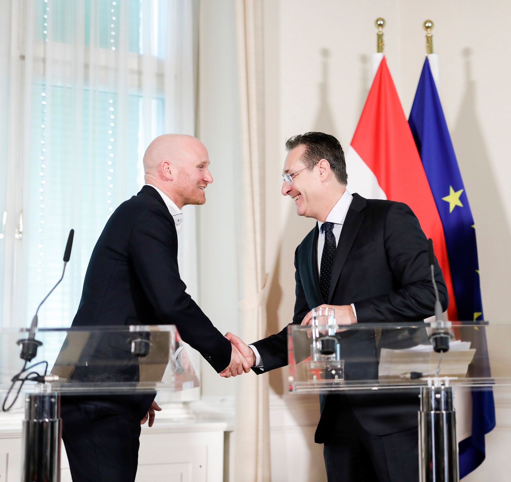 Am 14. M&auml;rz 2019 lud Bundesminister Gernot Bl&uuml;mel gemeinsam mit Vizekanzler Heinz-Christian Strache (r.) Vertreter der &Ouml;sterreichischen Fu&szlig;ballverb&auml;nde zu einem Gespr&auml;ch &uuml;ber das Fernsehexklusivrechtsgestz ein. Im Bild mit Bundesliga-Vorstand Christian Ebenbauer (l.) bei der Pressekonferenz.