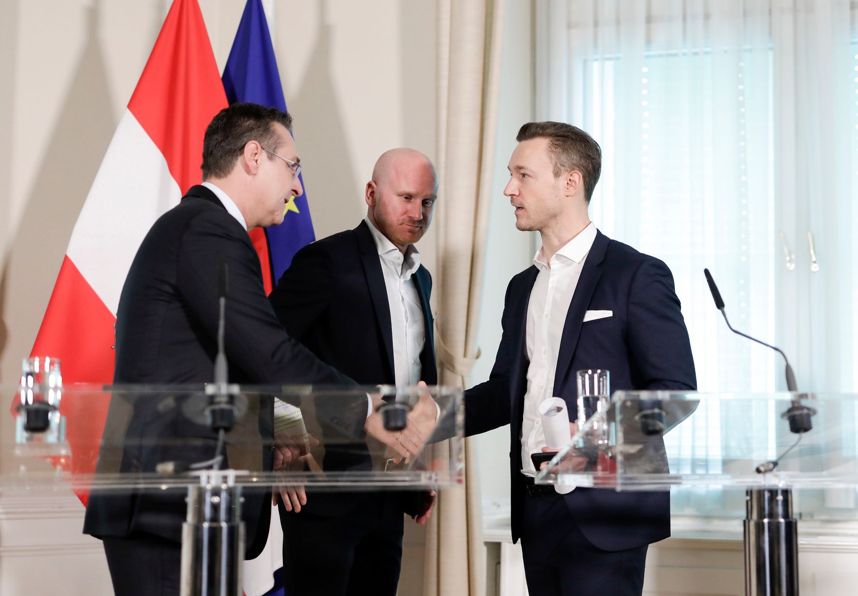 Am 14. M&auml;rz 2019 lud Bundesminister Gernot Bl&uuml;mel (r.) gemeinsam mit Vizekanzler Heinz-Christian Strache (l.) Vertreter der &Ouml;sterreichischen Fu&szlig;ballverb&auml;nde zu einem Gespr&auml;ch &uuml;ber das Fernsehexklusivrechtsgestz ein. Im Bild mit Bundesliga-Vorstand Christian Ebenbauer (m.) bei der Pressekonferenz.