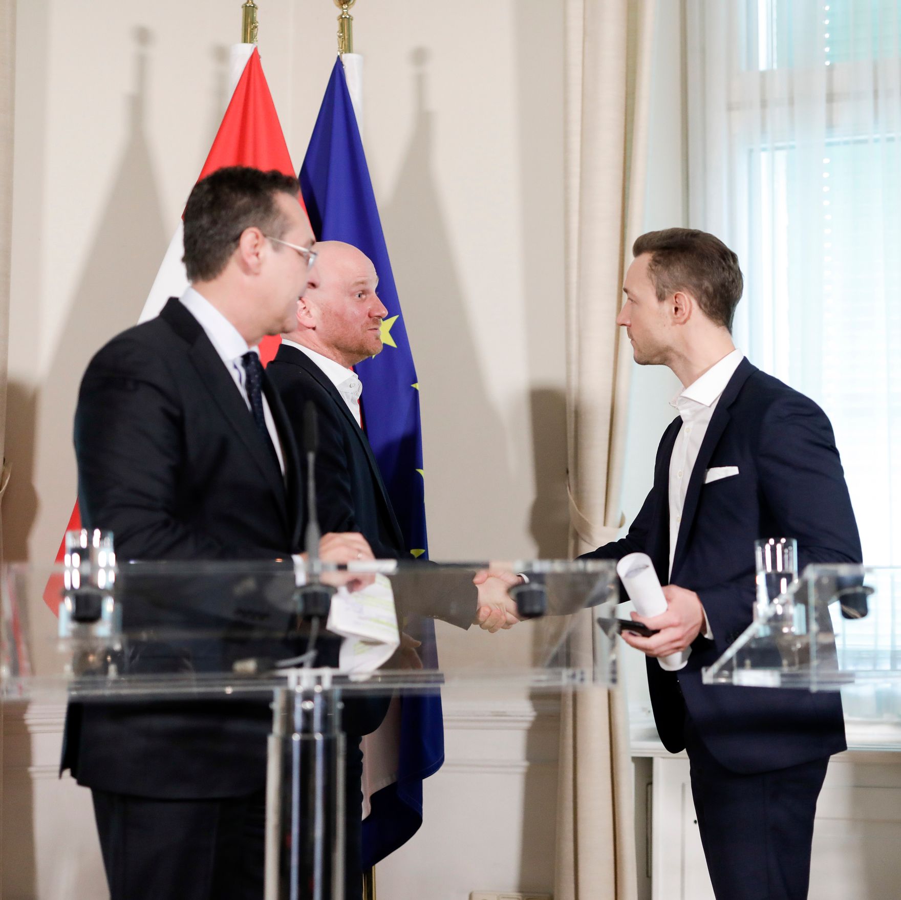 Am 14. M&auml;rz 2019 lud Bundesminister Gernot Bl&uuml;mel (r.) gemeinsam mit Vizekanzler Heinz-Christian Strache (l.) Vertreter der &Ouml;sterreichischen Fu&szlig;ballverb&auml;nde zu einem Gespr&auml;ch &uuml;ber das Fernsehexklusivrechtsgestz ein. Im Bild mit Bundesliga-Vorstand Christian Ebenbauer (m.) bei der Pressekonferenz.
