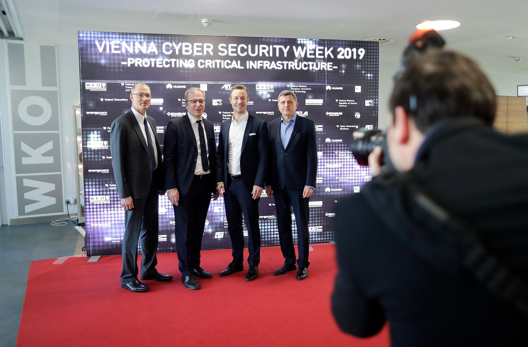 Am 14. M&auml;rz 2019 besuchte Bundesminister Gernot Bl&uuml;mel (m.r.) die Vienna Cyber Security Week in der Wirtschaftskammer &Ouml;sterreich.