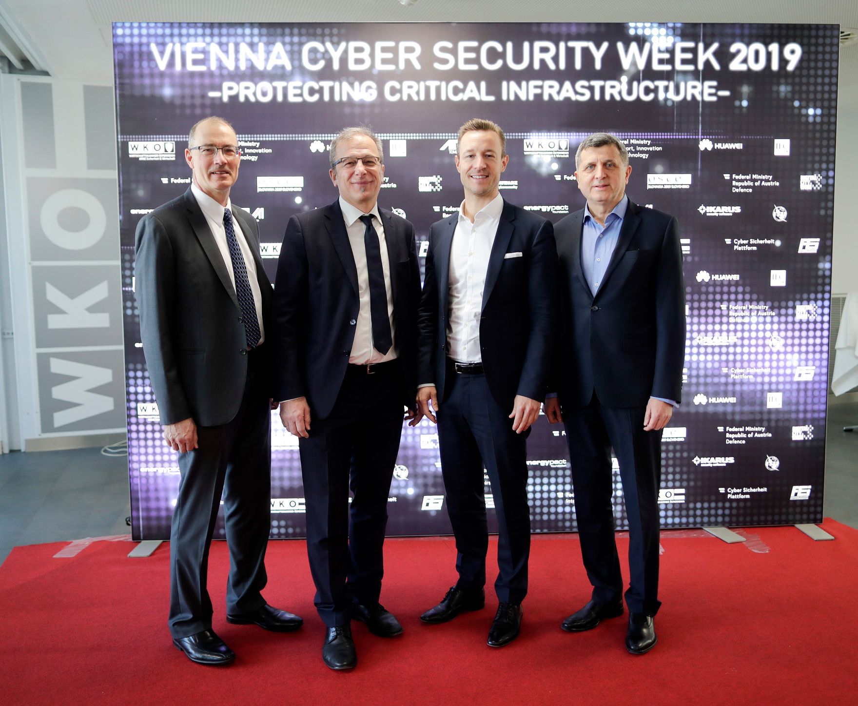 Am 14. M&auml;rz 2019 besuchte Bundesminister Gernot Bl&uuml;mel (m.r.) die Vienna Cyber Security Week in der Wirtschaftskammer &Ouml;sterreich.