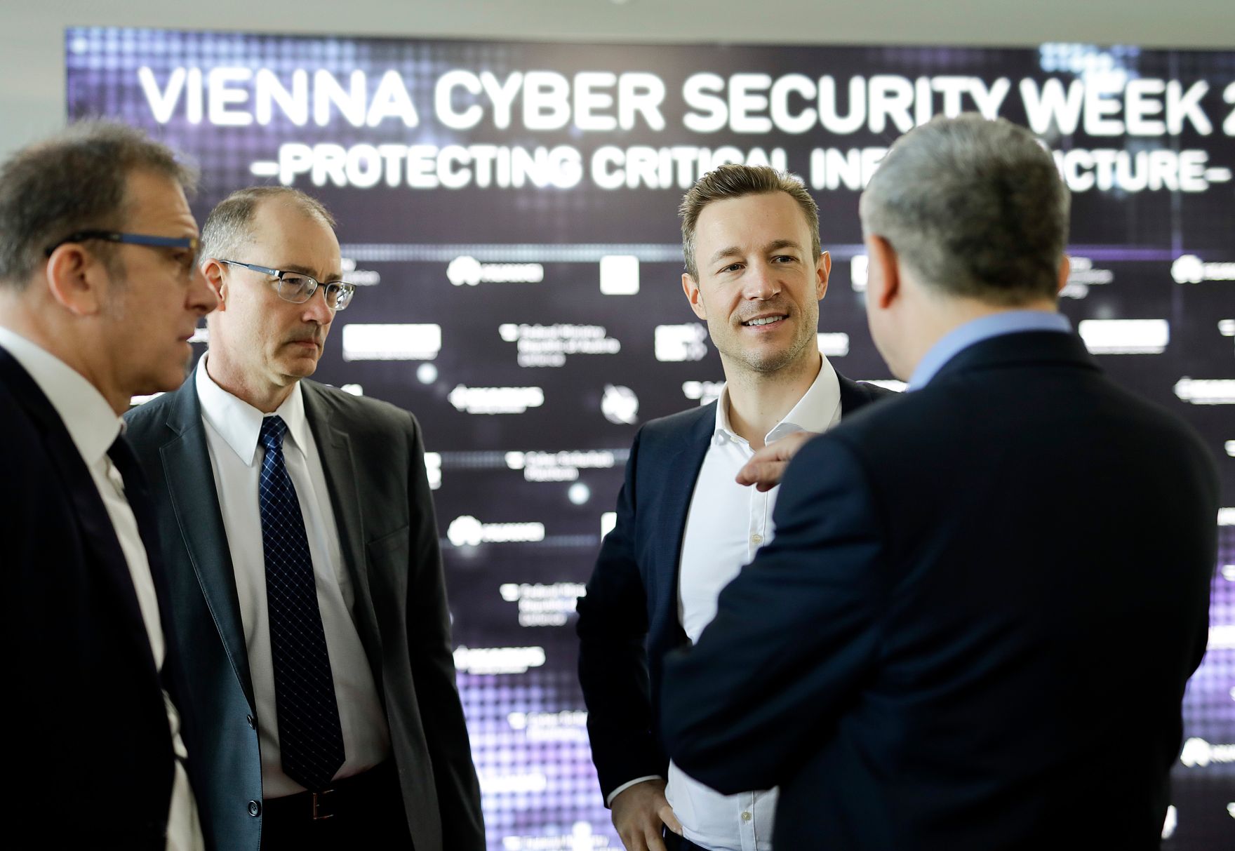 Am 14. M&auml;rz 2019 besuchte Bundesminister Gernot Bl&uuml;mel (m.r.) die Vienna Cyber Security Week in der Wirtschaftskammer &Ouml;sterreich.