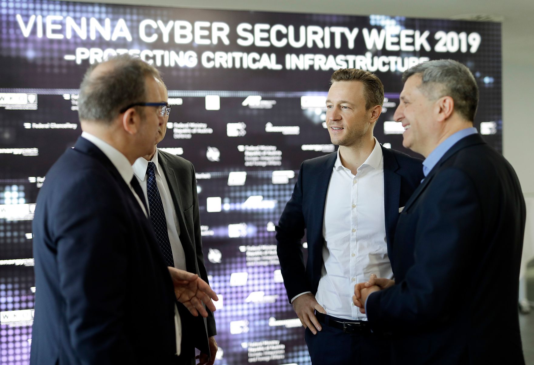 Am 14. M&auml;rz 2019 besuchte Bundesminister Gernot Bl&uuml;mel (m.r.) die Vienna Cyber Security Week in der Wirtschaftskammer &Ouml;sterreich.