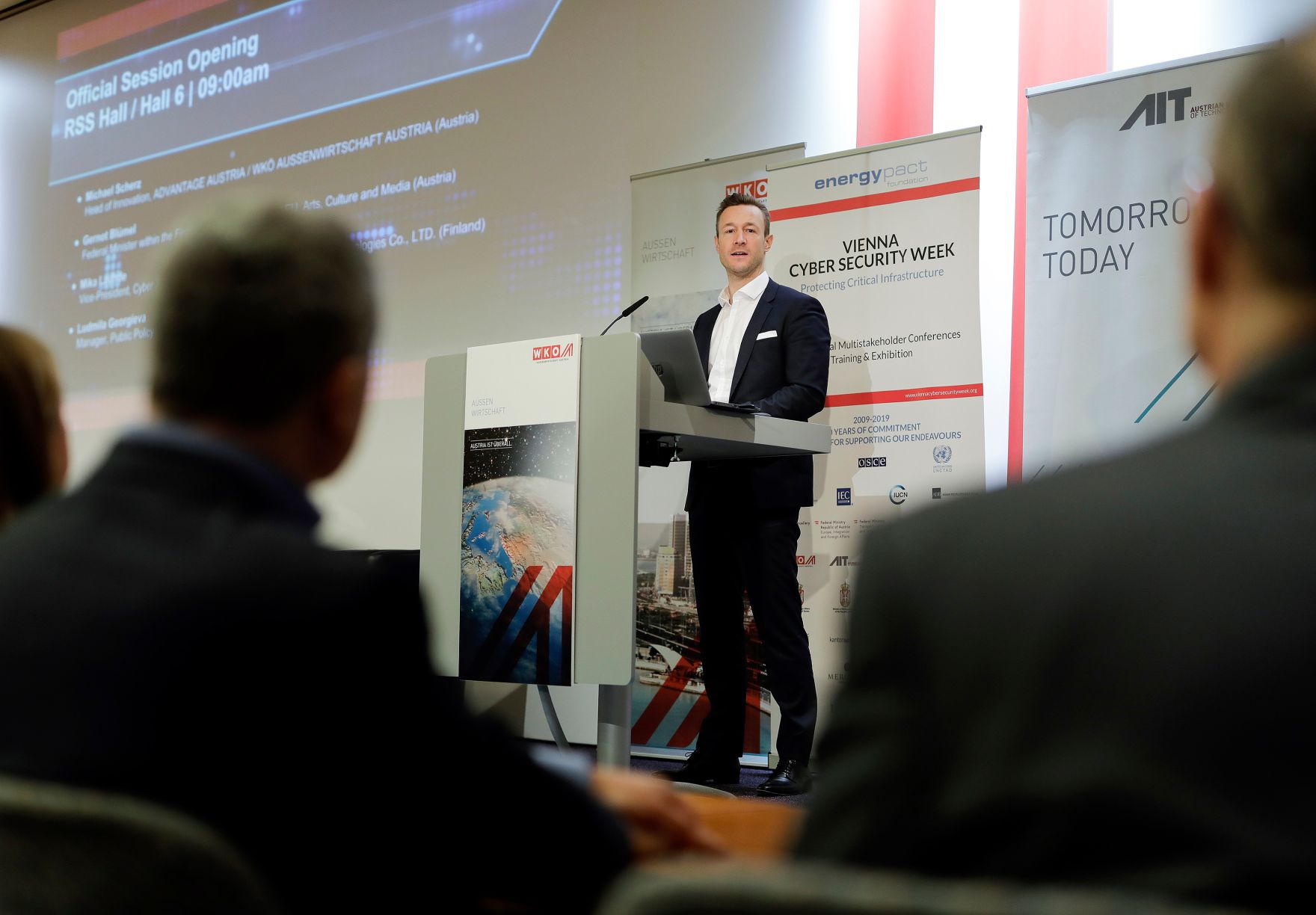 Am 14. M&auml;rz 2019 besuchte Bundesminister Gernot Bl&uuml;mel (im Bild) die Vienna Cyber Security Week in der Wirtschaftskammer &Ouml;sterreich.