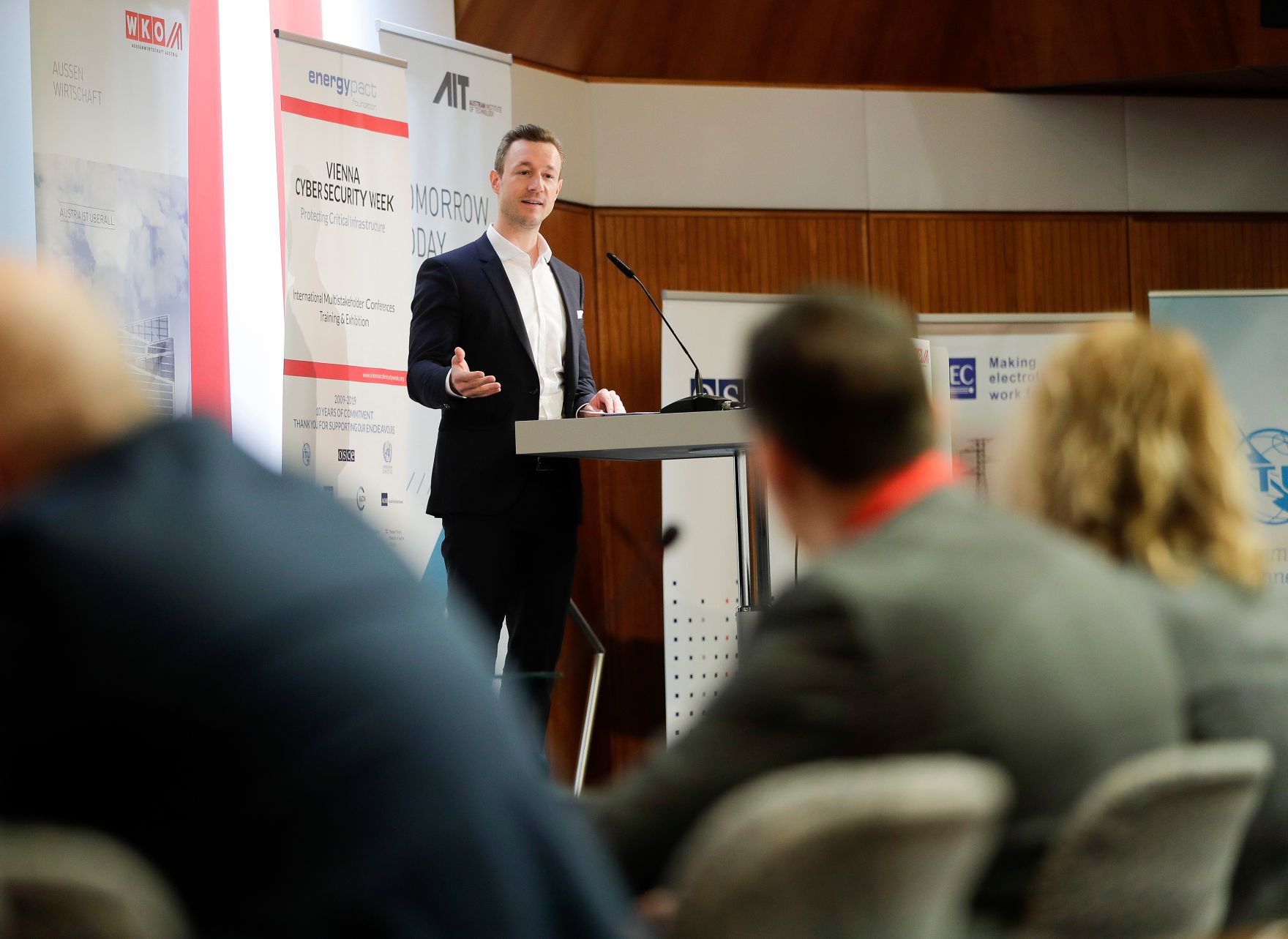 Am 14. M&auml;rz 2019 besuchte Bundesminister Gernot Bl&uuml;mel (im Bild) die Vienna Cyber Security Week in der Wirtschaftskammer &Ouml;sterreich.