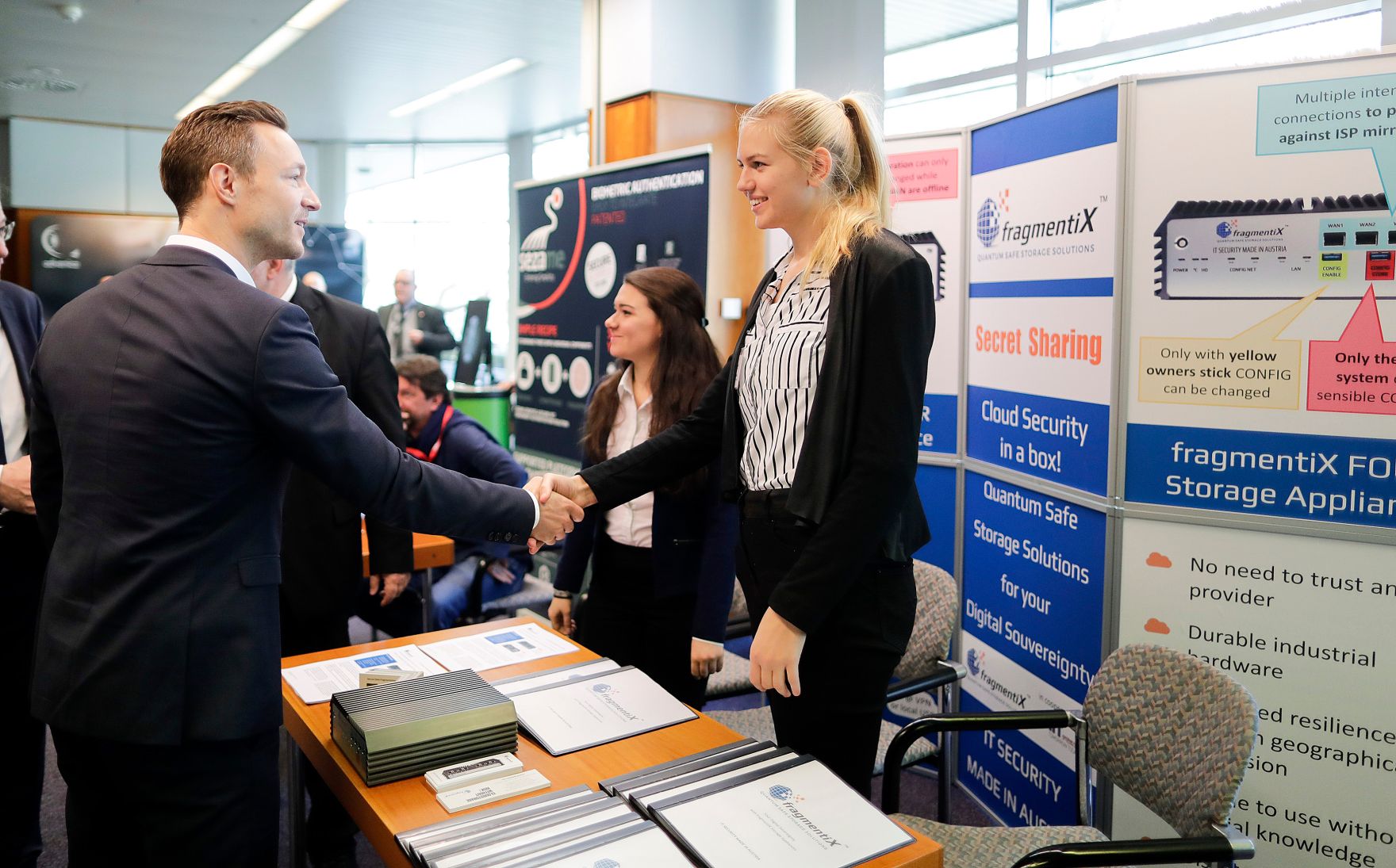 Am 14. M&auml;rz 2019 besuchte Bundesminister Gernot Bl&uuml;mel (l.) die Vienna Cyber Security Week in der Wirtschaftskammer &Ouml;sterreich.
