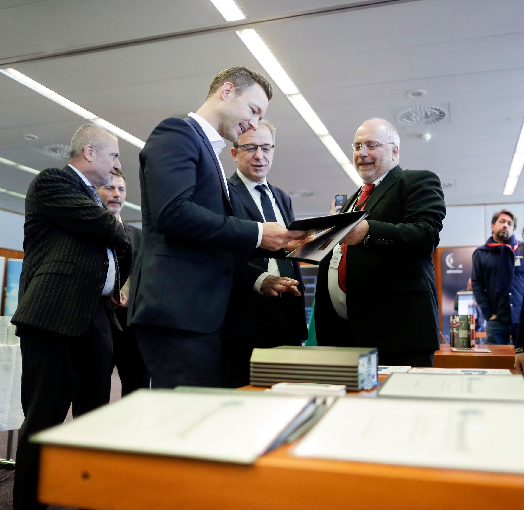 Am 14. M&auml;rz 2019 besuchte Bundesminister Gernot Bl&uuml;mel (m.) die Vienna Cyber Security Week in der Wirtschaftskammer &Ouml;sterreich.