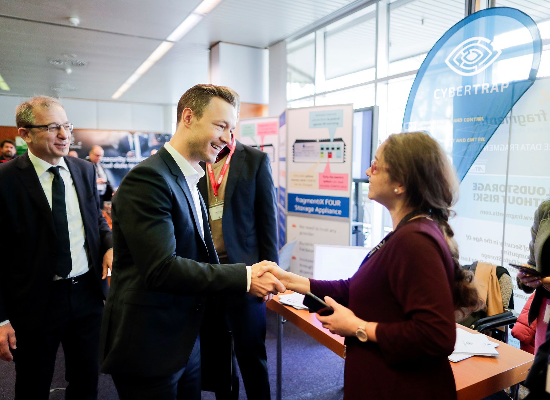 Am 14. M&auml;rz 2019 besuchte Bundesminister Gernot Bl&uuml;mel (m.) die Vienna Cyber Security Week in der Wirtschaftskammer &Ouml;sterreich.