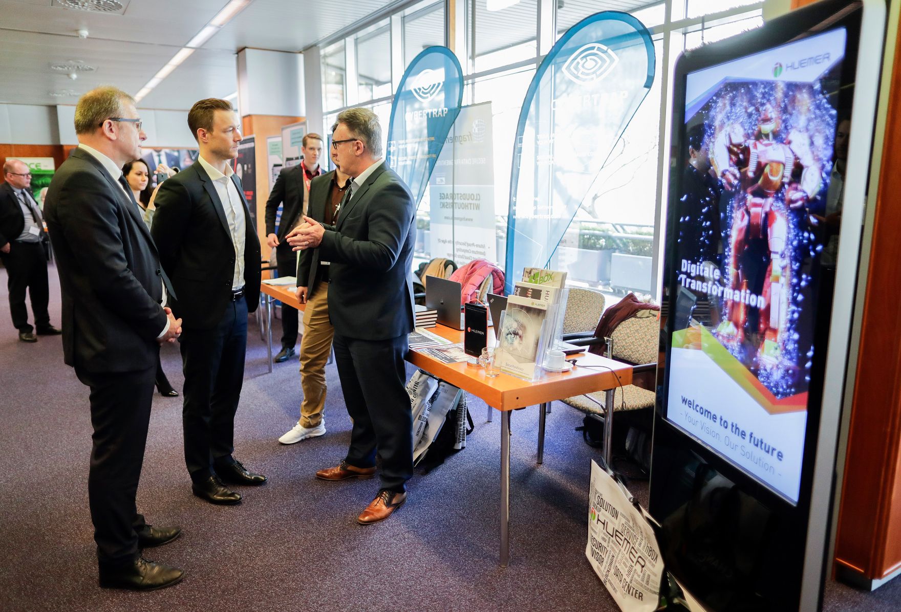 Am 14. M&auml;rz 2019 besuchte Bundesminister Gernot Bl&uuml;mel (2.v.l.) die Vienna Cyber Security Week in der Wirtschaftskammer &Ouml;sterreich.