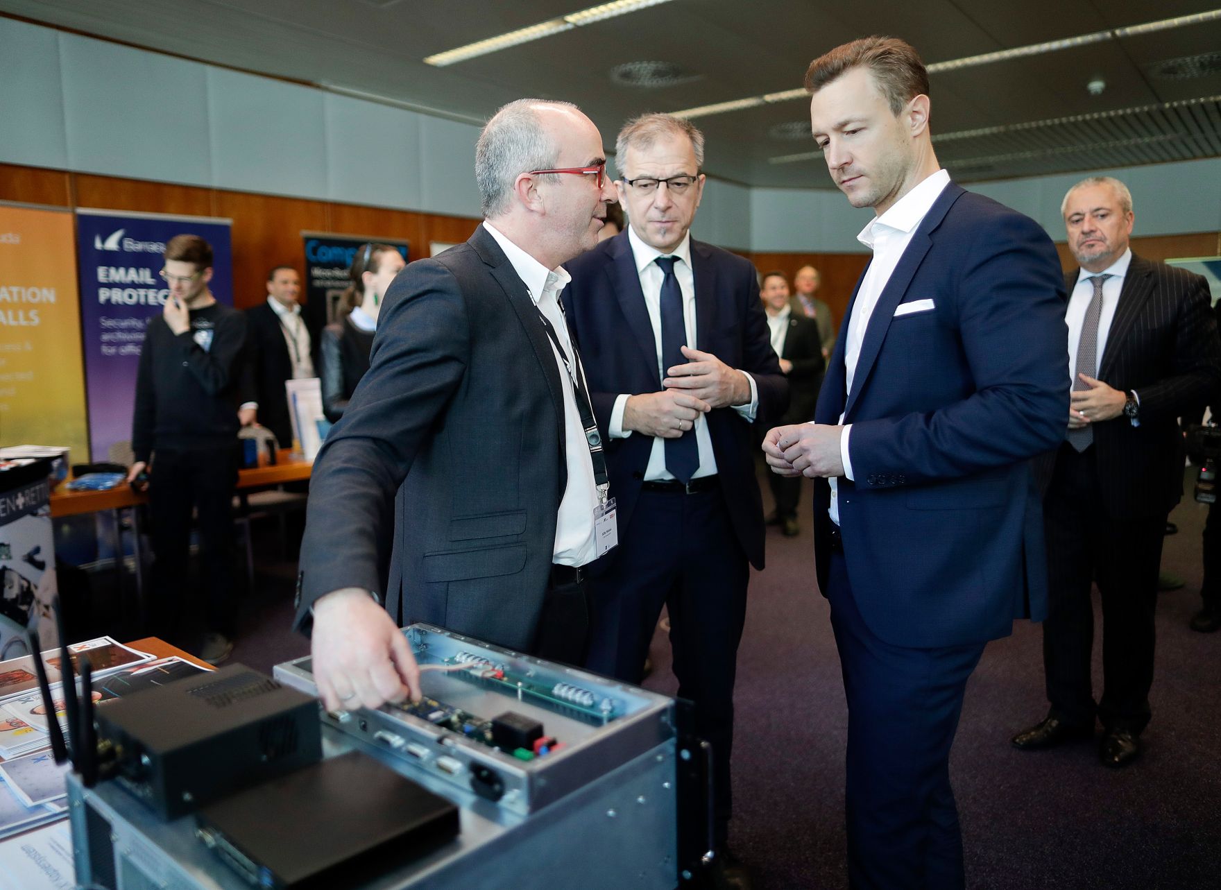 Am 14. M&auml;rz 2019 besuchte Bundesminister Gernot Bl&uuml;mel (r.) die Vienna Cyber Security Week in der Wirtschaftskammer &Ouml;sterreich.