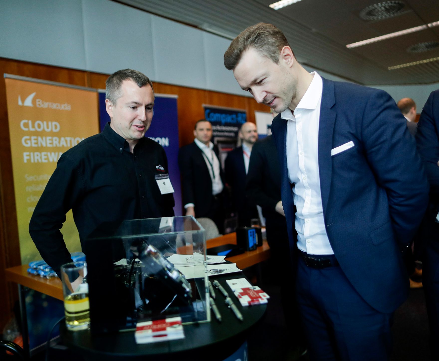 Am 14. M&auml;rz 2019 besuchte Bundesminister Gernot Bl&uuml;mel (r.) die Vienna Cyber Security Week in der Wirtschaftskammer &Ouml;sterreich.