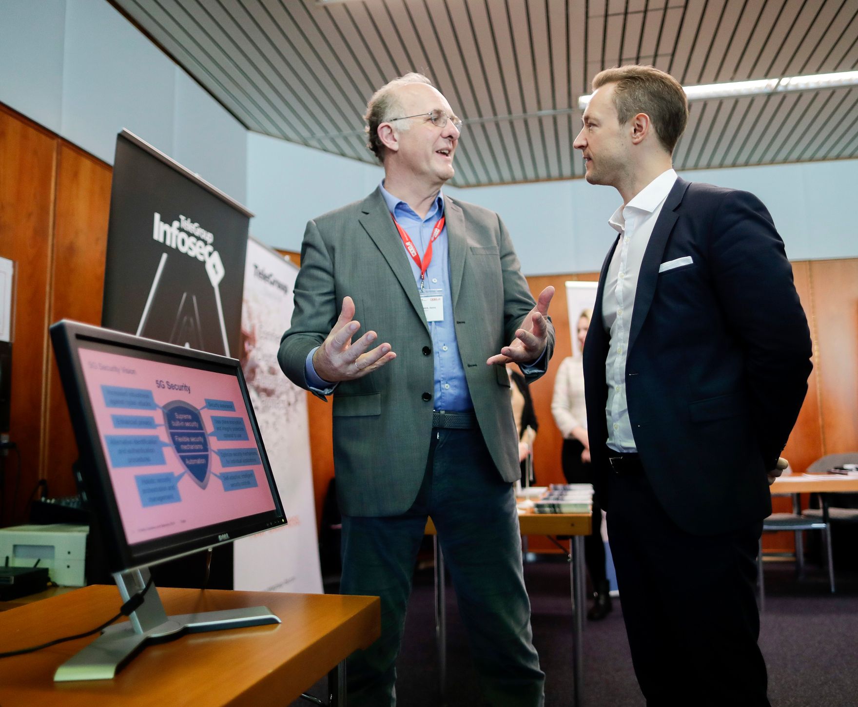 Am 14. M&auml;rz 2019 besuchte Bundesminister Gernot Bl&uuml;mel (r.) die Vienna Cyber Security Week in der Wirtschaftskammer &Ouml;sterreich.