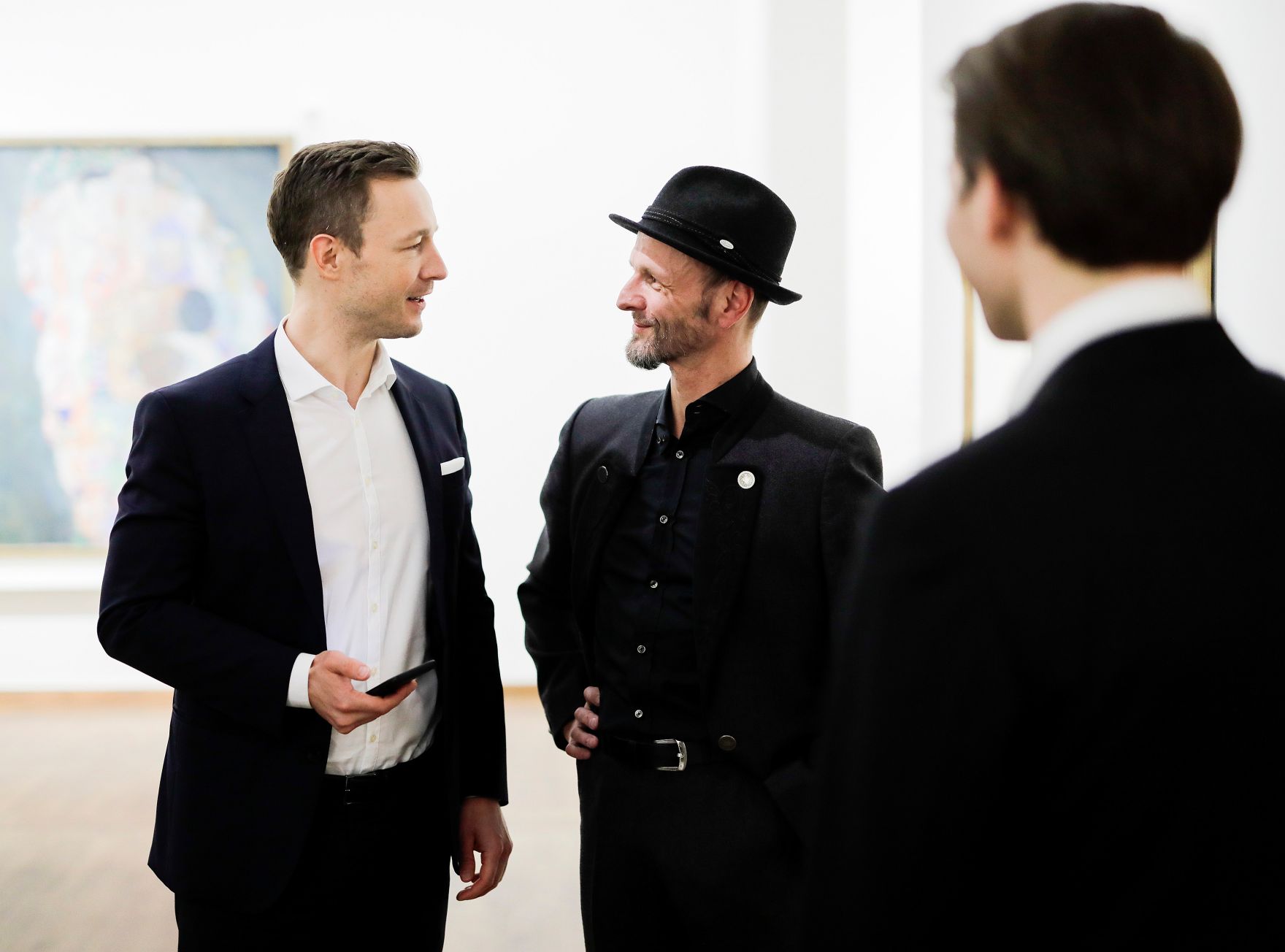 Am 15. M&auml;rz 2019 er&ouml;ffnete Bundesminister Gernot Bl&uuml;mel (l.) die Ausstellung &quot;Wien 1900. Aufbruch in die Moderne&quot; im Leopold Museum. Im Bild mit dem K&uuml;nstler Thomas Palme (m.).