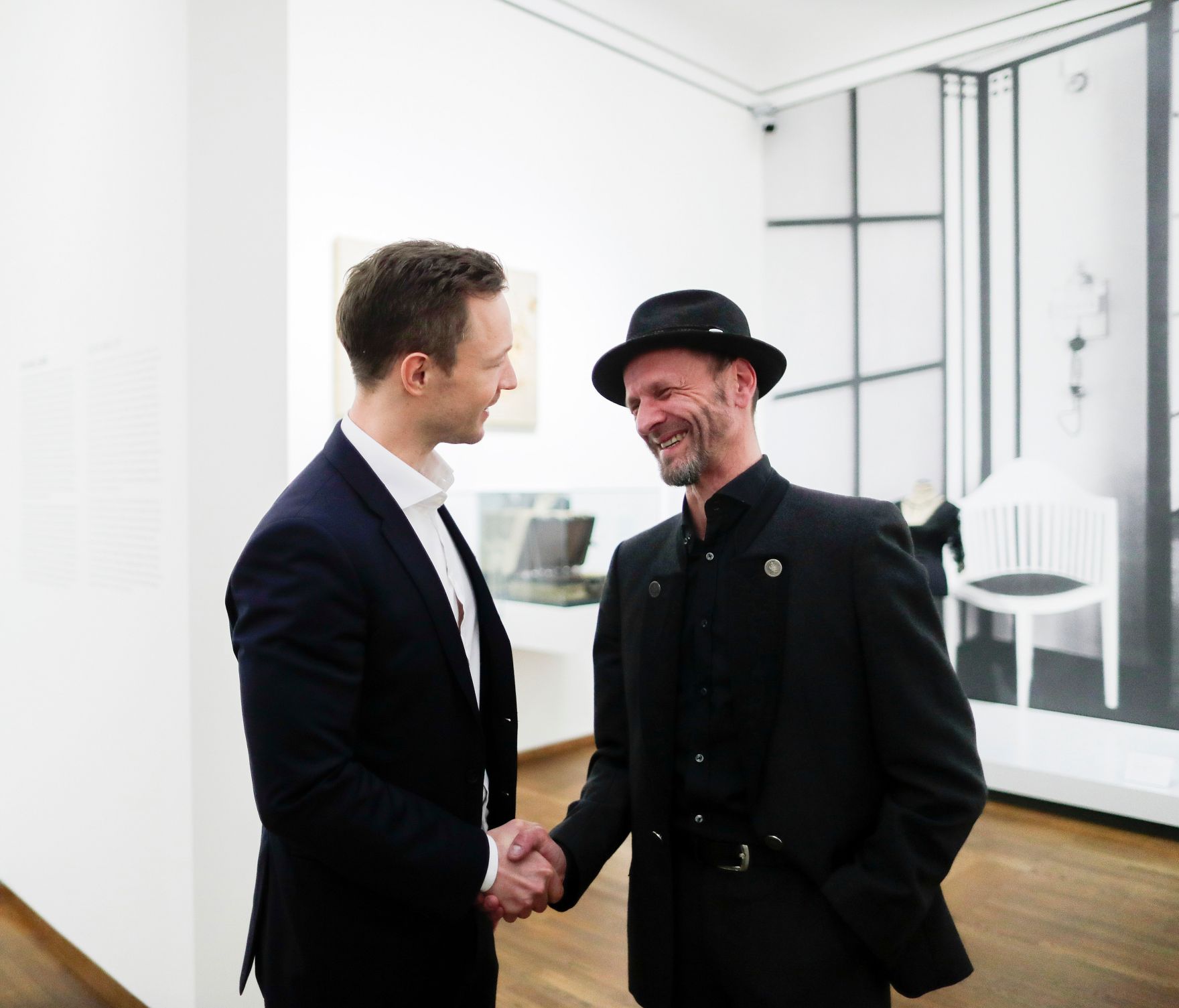 Am 15. M&auml;rz 2019 er&ouml;ffnete Bundesminister Gernot Bl&uuml;mel (l.) die Ausstellung &quot;Wien 1900. Aufbruch in die Moderne&quot; im Leopold Museum. Im Bild mit dem K&uuml;nstler Thomas Palme (r.).