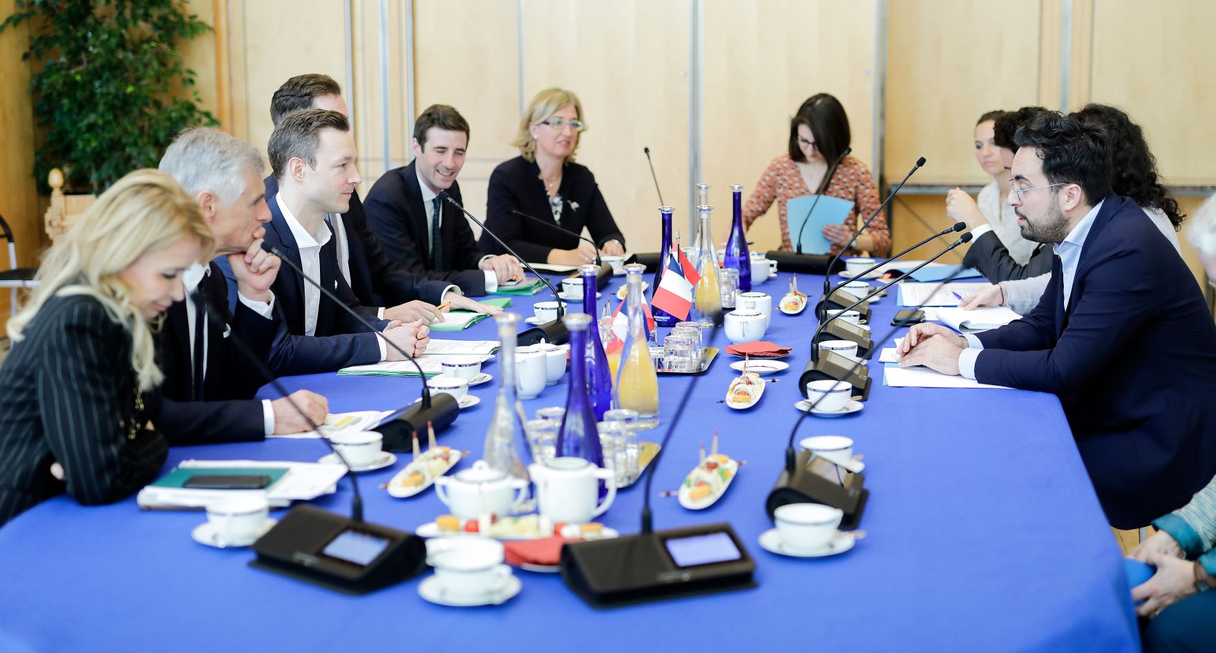 Am 21. M&auml;rz 2019 reiste Bundesminister Gernot Bl&uuml;mel nach Paris. Im Bild mit dem franz&ouml;sischen Staatssekret&auml;r f&uuml;r Digitalisierung Mounir Mahjoubi.